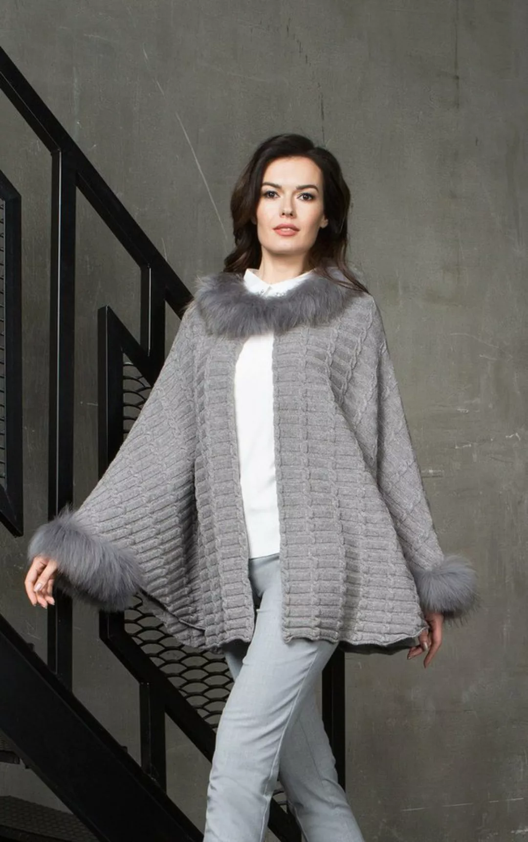 Passioni Poncho aus strukturiertem Strick mit Kunstpelzkragen günstig online kaufen