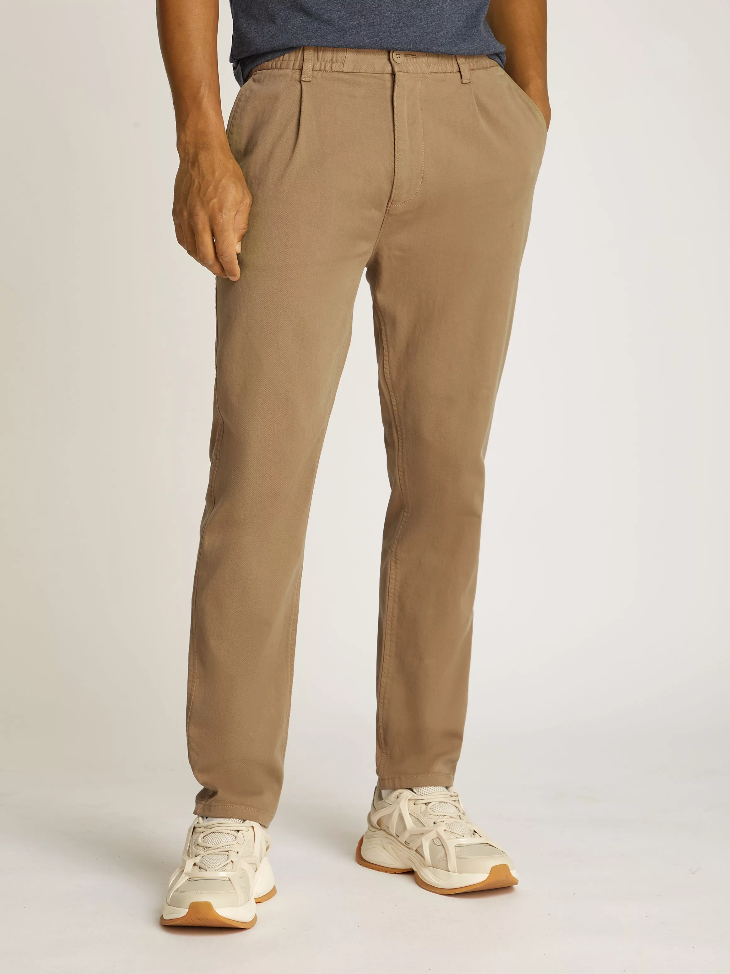 Tommy Jeans Chinohose "TJM CASUAL ELASTICATED PANT", mit Bundfalten günstig online kaufen