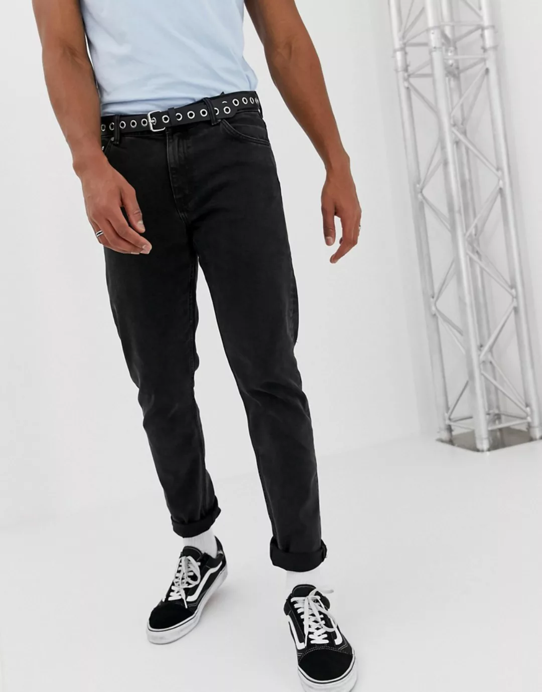Weekday – Sunday – Legere, schmal zulaufende Jeans in schwarzer Farbe günstig online kaufen