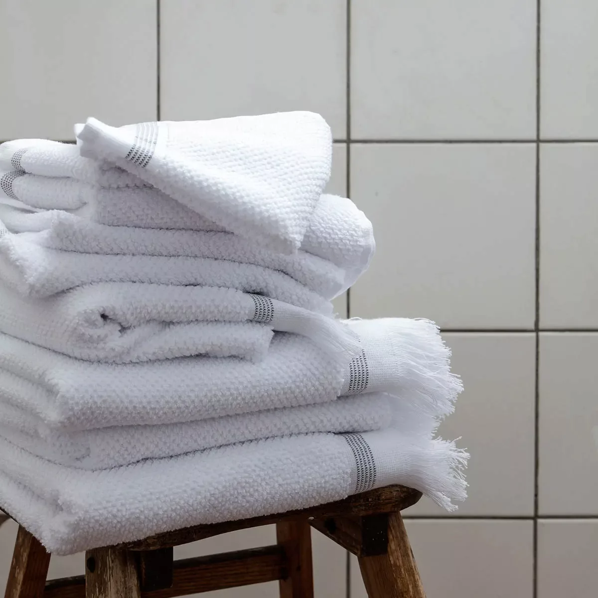 Handtuch aus Bio Baumwolle in Weiß mit grauen Streifen günstig online kaufen