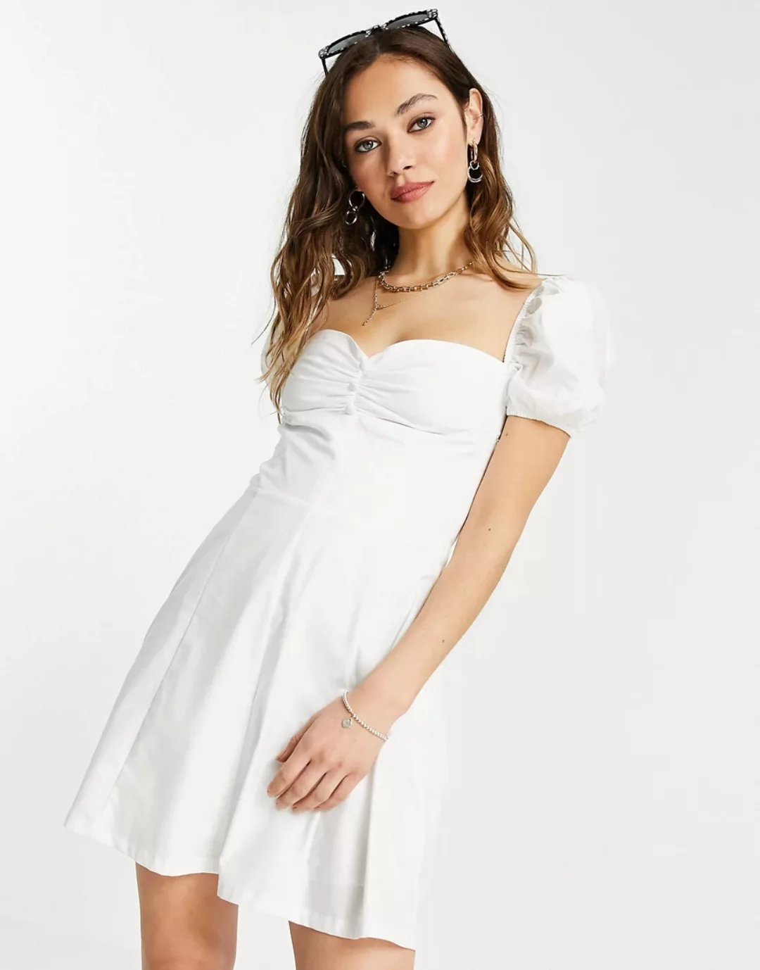 Bershka – Durchgeknöpftes Milchmädchenkleid aus Popeline in Weiß günstig online kaufen