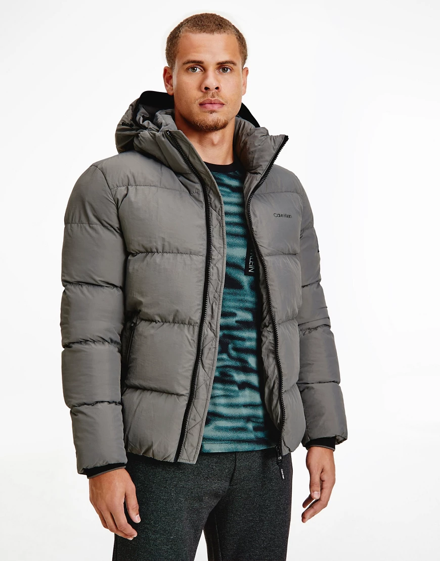 Calvin Klein – Wattierte Steppjacke aus Nylon im Crinkle-Look in Grau mit a günstig online kaufen