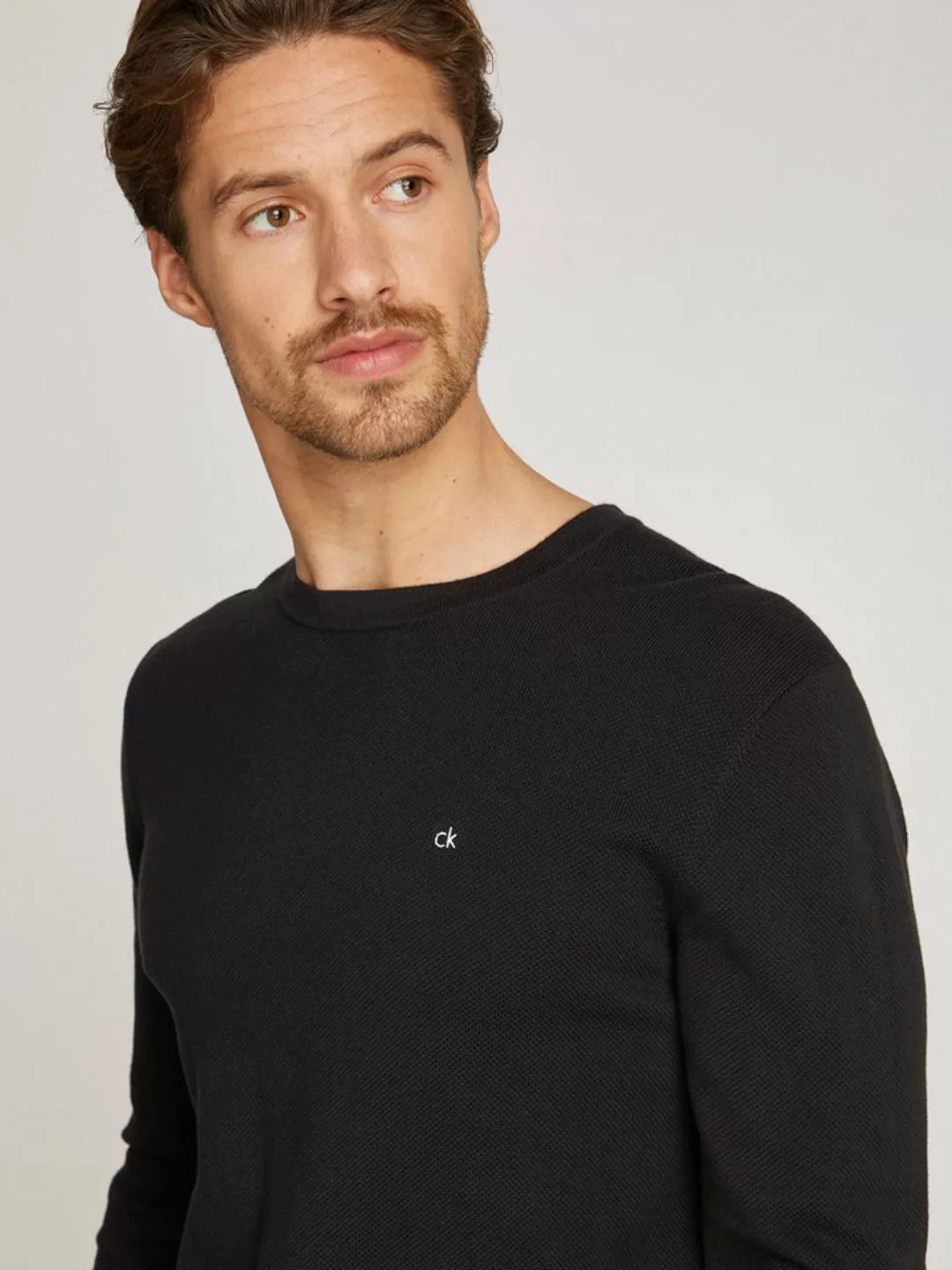 Calvin Klein Rundhalspullover MICRO PIQUE STRUCTURE SWEATER mit Logosticker günstig online kaufen