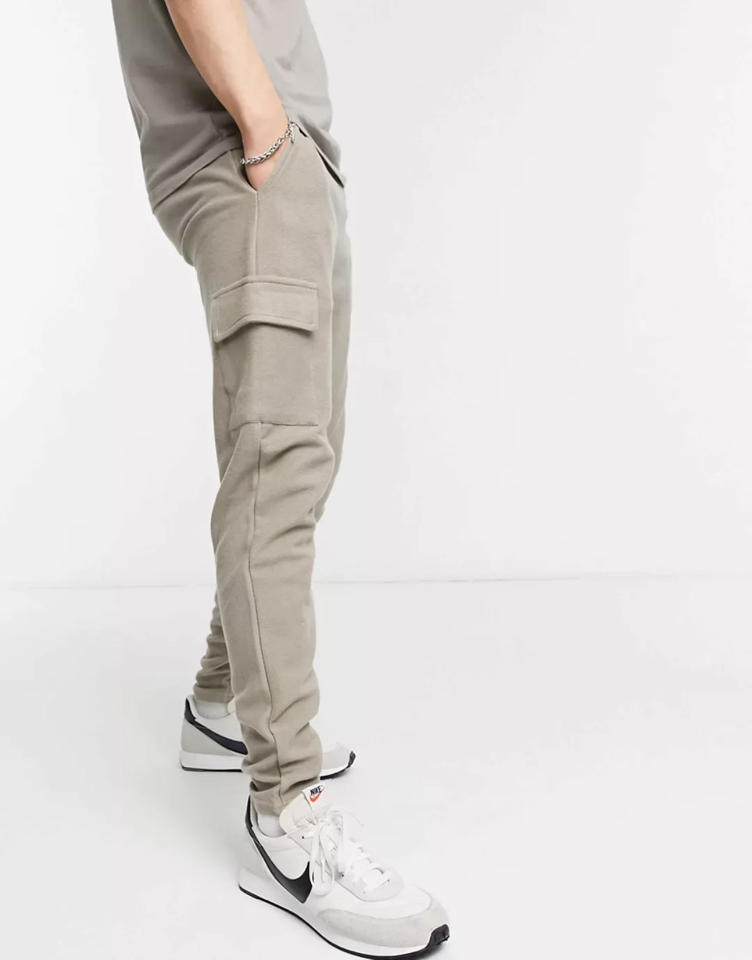 New Look – Twill-Jogginghose mit Bündchen in Braun günstig online kaufen