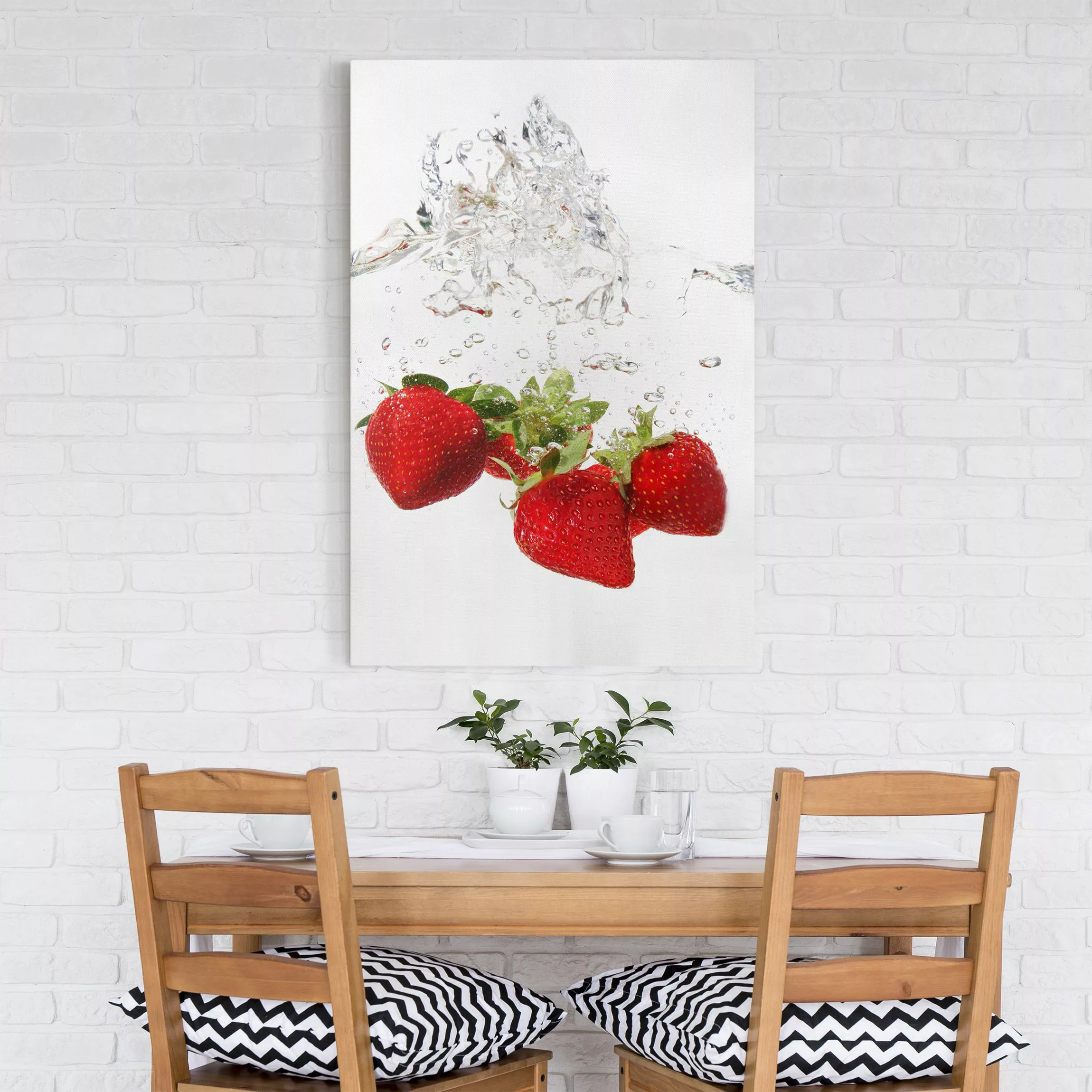 Leinwandbild Küche - Hochformat Strawberry Water günstig online kaufen