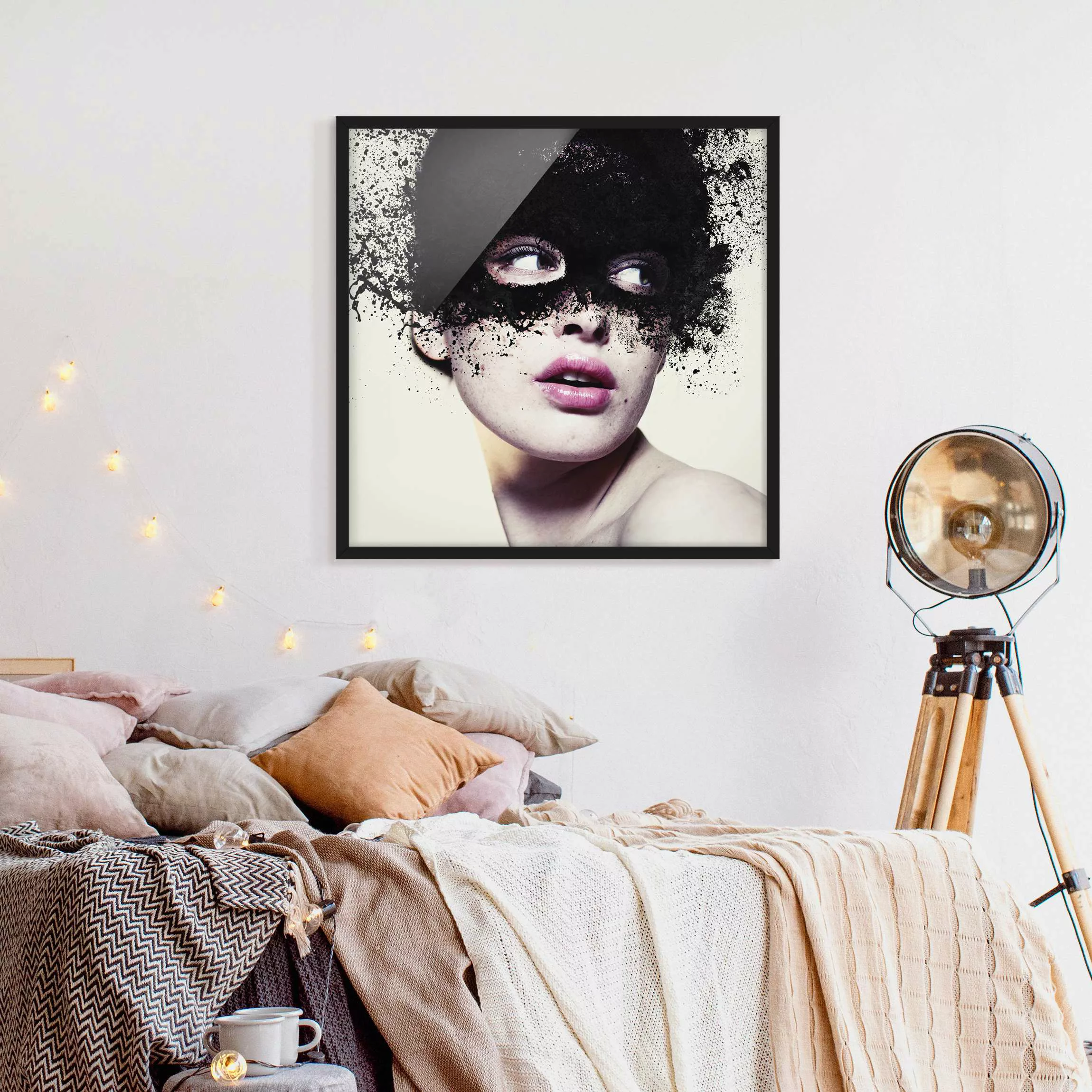 Bild mit Rahmen Portrait - Quadrat Das Mädchen mit der schwarzen Maske günstig online kaufen