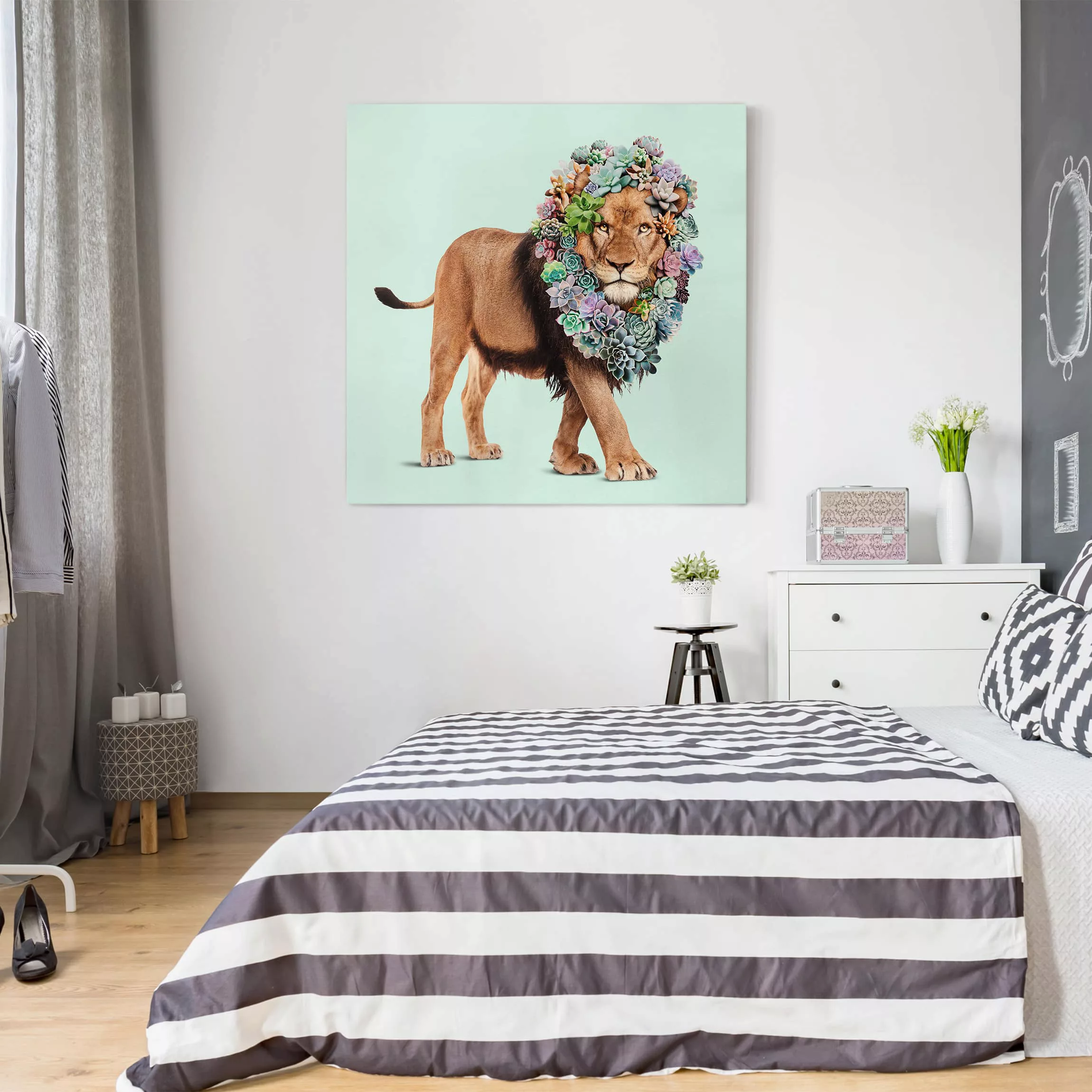 Leinwandbild Blumen - Quadrat Löwe mit Sukkulenten günstig online kaufen
