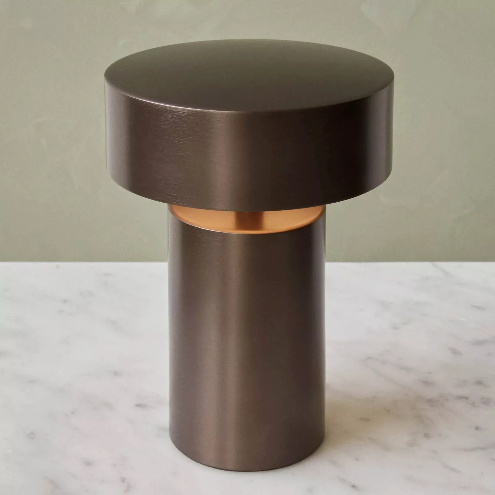 Audo Column Akku-Tischlampe, IP44, bronze günstig online kaufen