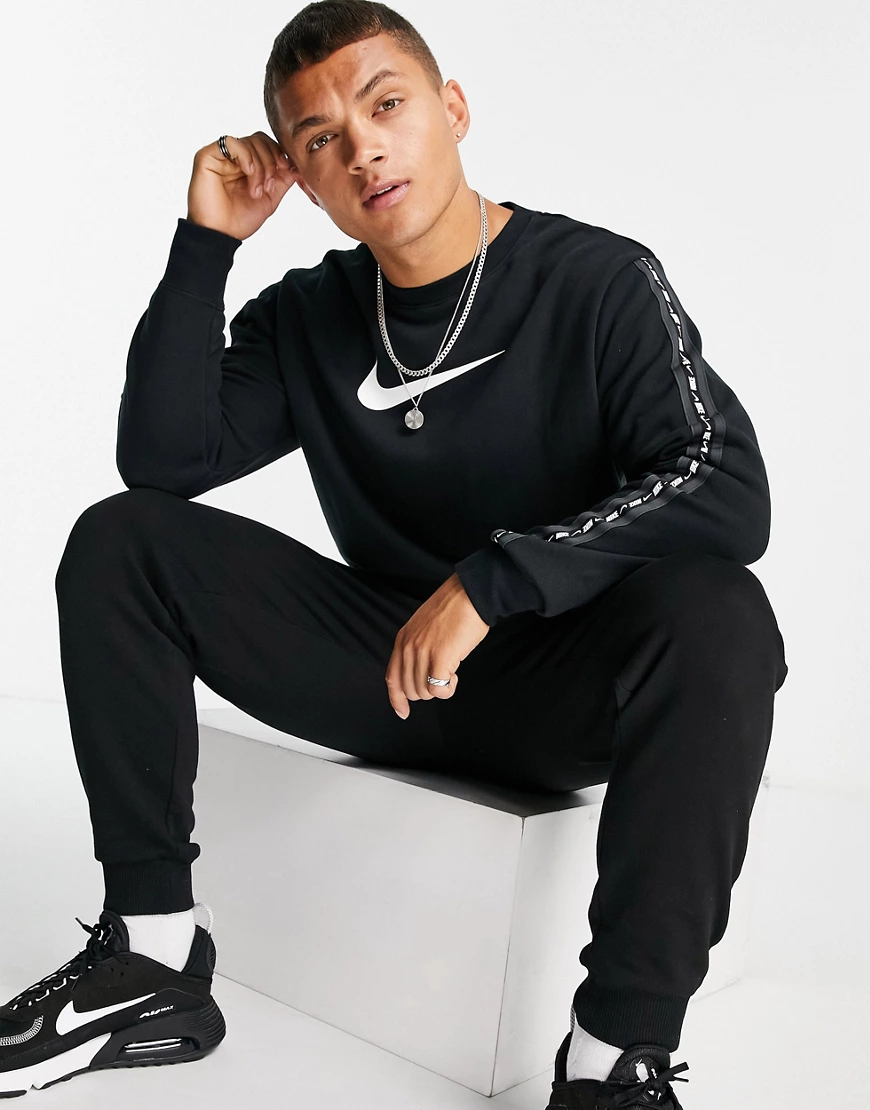 Nike – Repeat – Fleece-Sweatshirt in Schwarz mit Zierstreifen günstig online kaufen