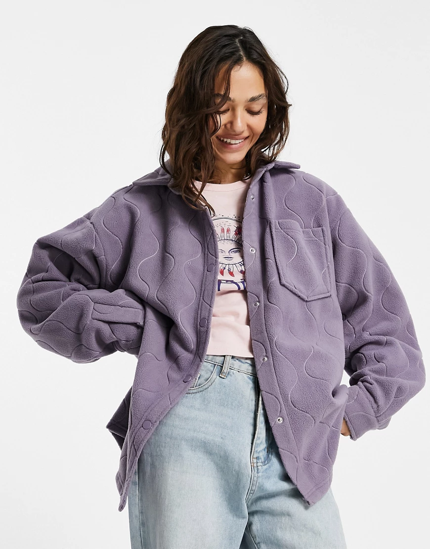 ASOS DESIGN – Fleece-Hemdjacke mit wellenförmigem Patchworkdesign in dunkle günstig online kaufen