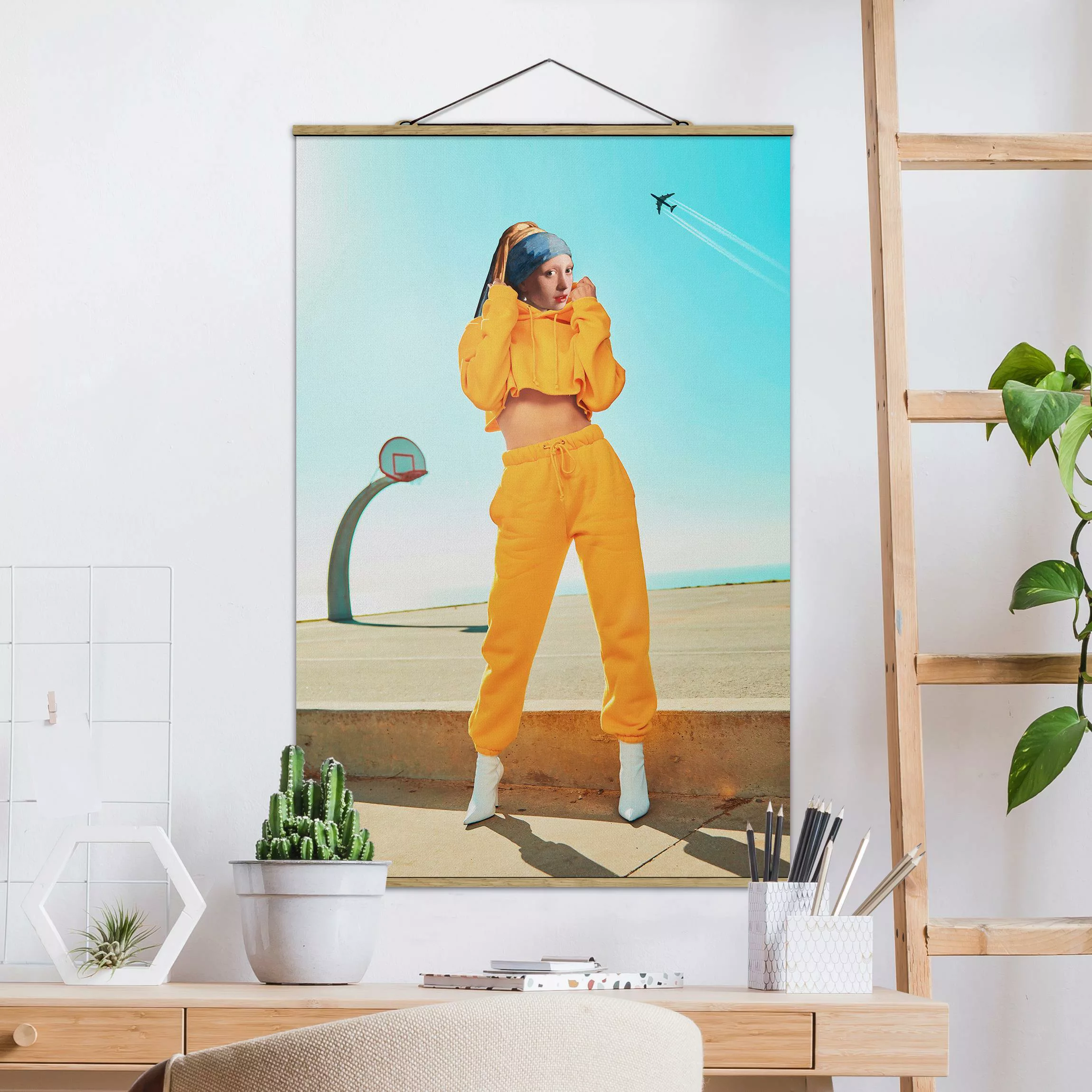 Stoffbild Portrait mit Posterleisten - Hochformat Mädchen mit Jogginghose günstig online kaufen