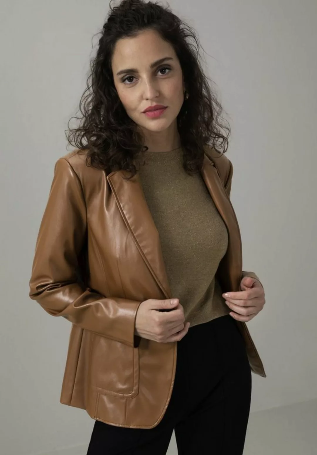 bianca Lederimitat-Blazer SVENJA in angesagter Trendfarbe mit coolen Detail günstig online kaufen