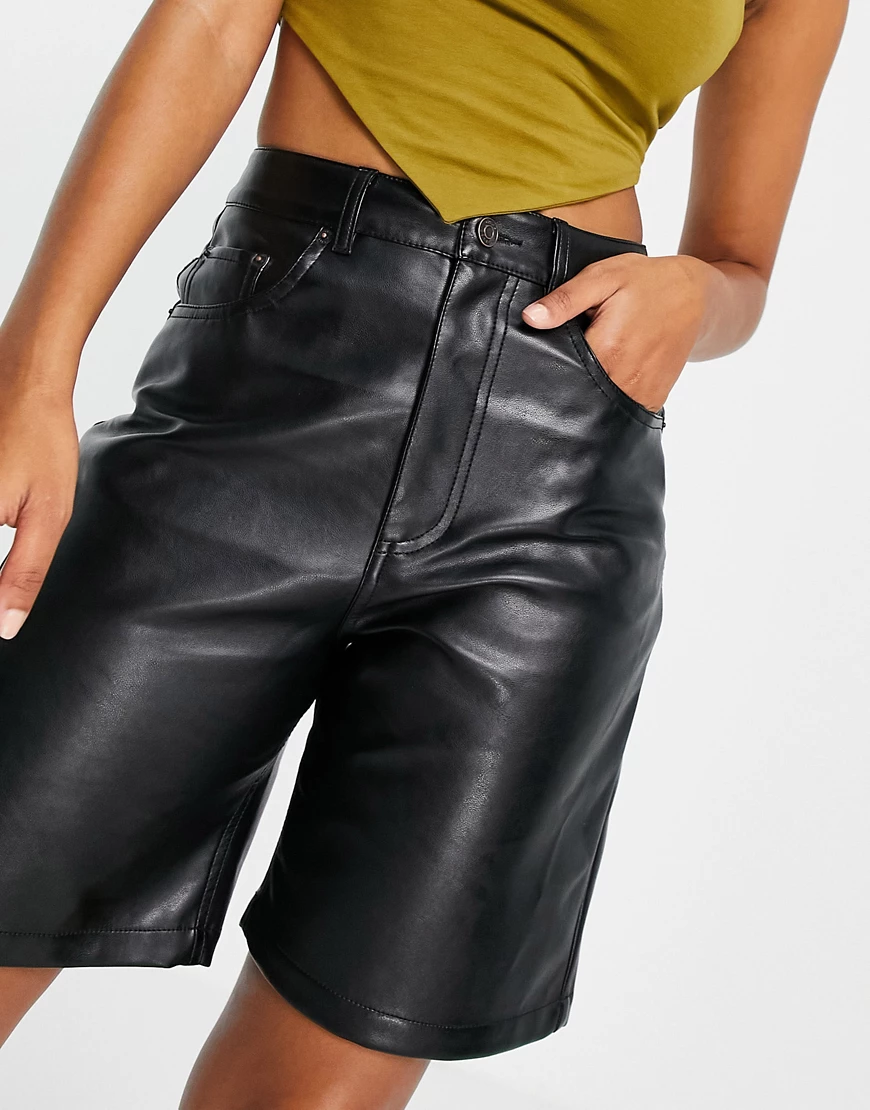 ASOS DESIGN – Dad-Shorts im Leder-Look in Schwarz günstig online kaufen