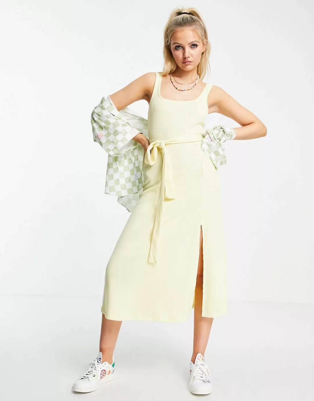 ASOS DESIGN – Maxi-Riemchenkleid mit Gürtel und Space-Dye-Effekt in Pastell günstig online kaufen