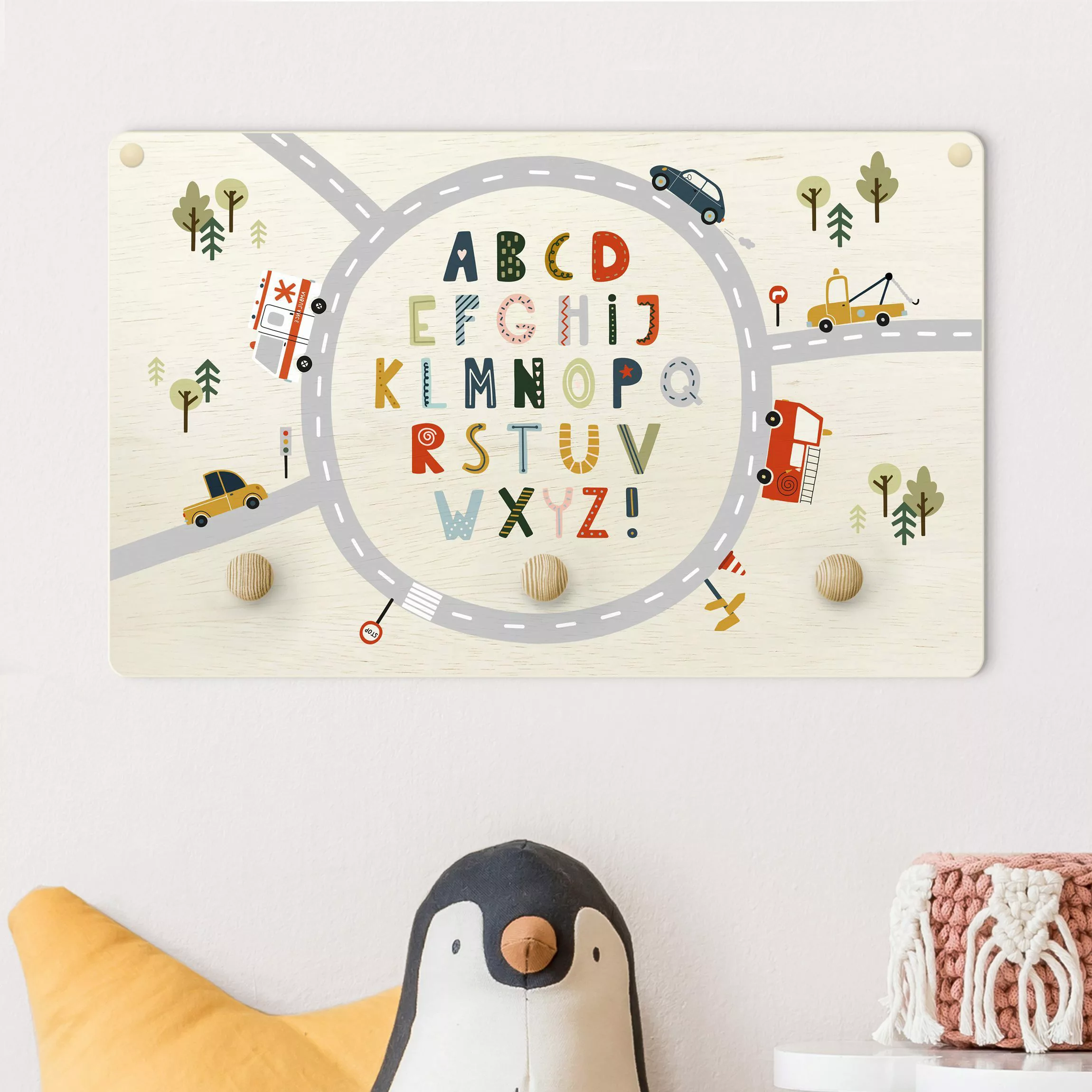 Kindergarderobe Holz Buntes Alphabet im Kreisverkehr günstig online kaufen