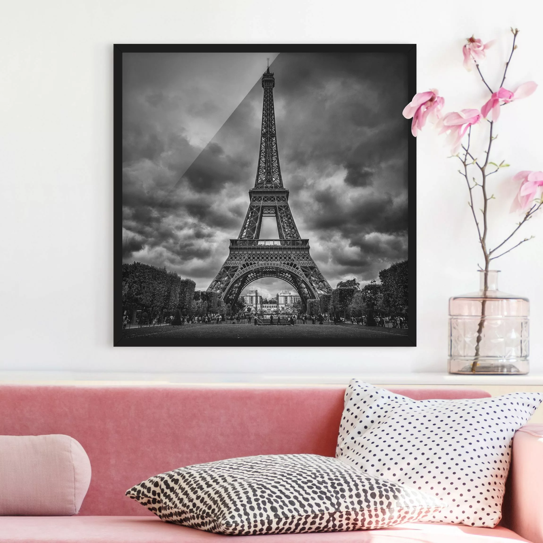 Bild mit Rahmen Architektur & Skyline - Quadrat Eiffelturm vor Wolken schwa günstig online kaufen