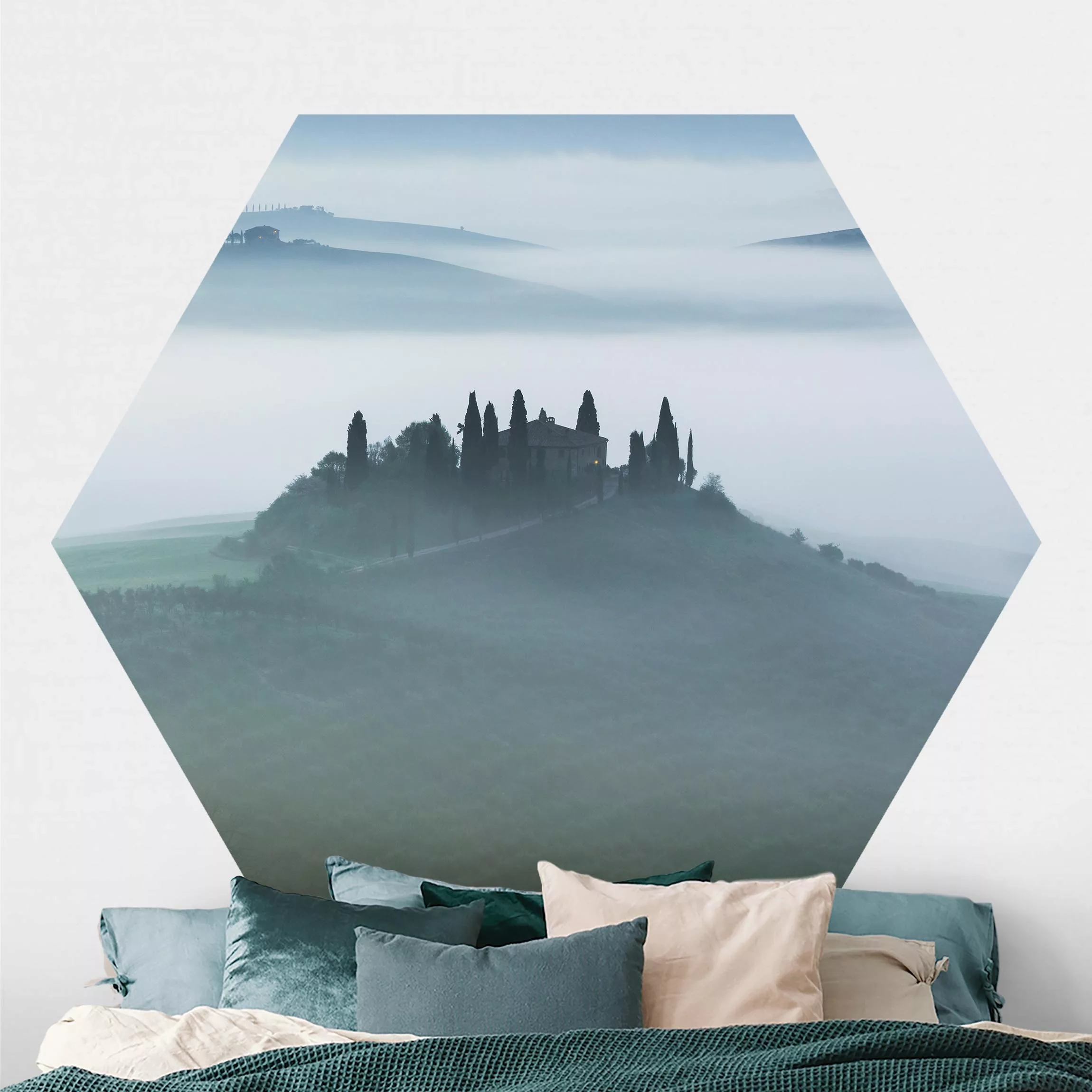 Hexagon Fototapete selbstklebend Bauernhaus im Nebel günstig online kaufen