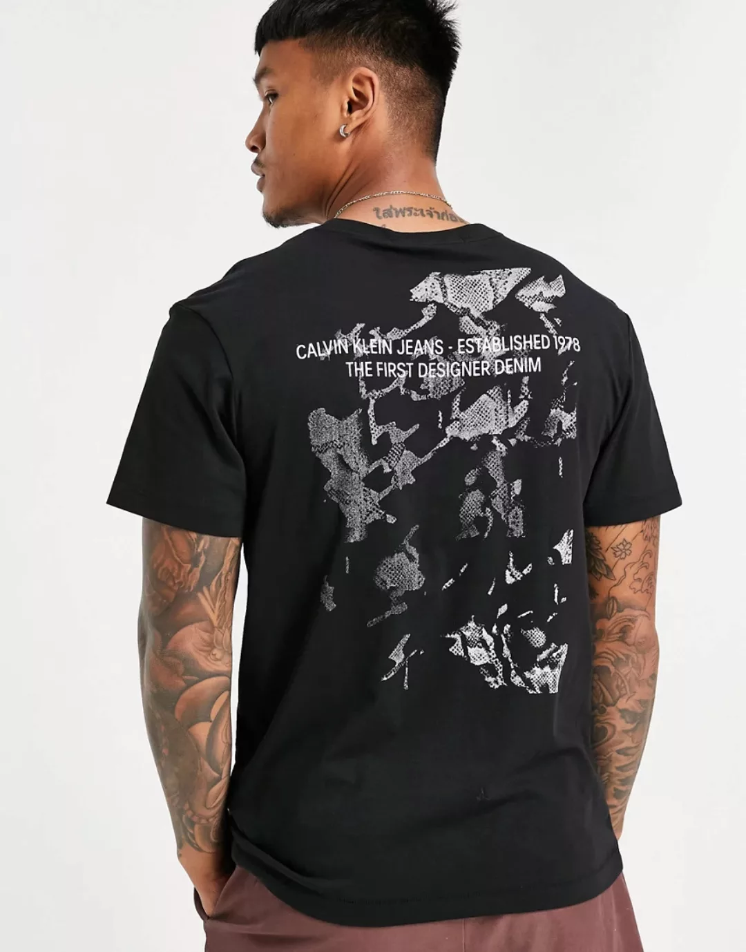 Calvin Klein Jeans – T-Shirt in Schwarz mit Reptilienprint hinten günstig online kaufen