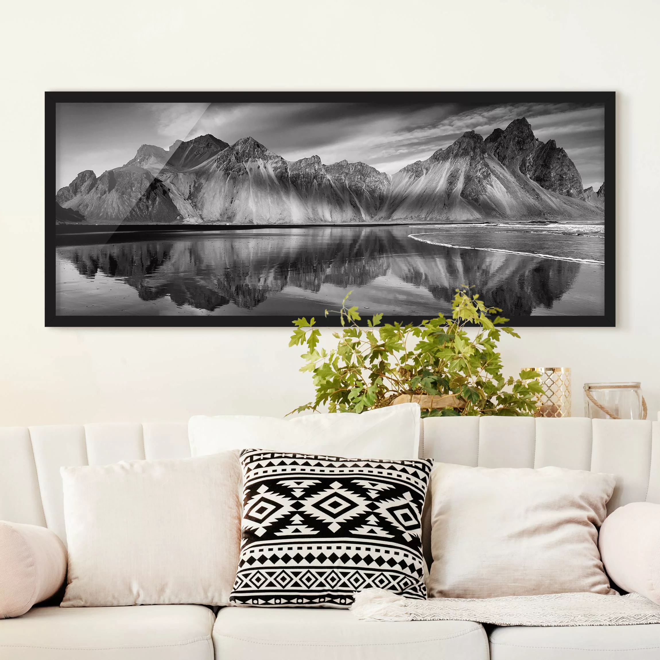 Bild mit Rahmen Schwarz-Weiß - Panorama Vesturhorn in Island günstig online kaufen