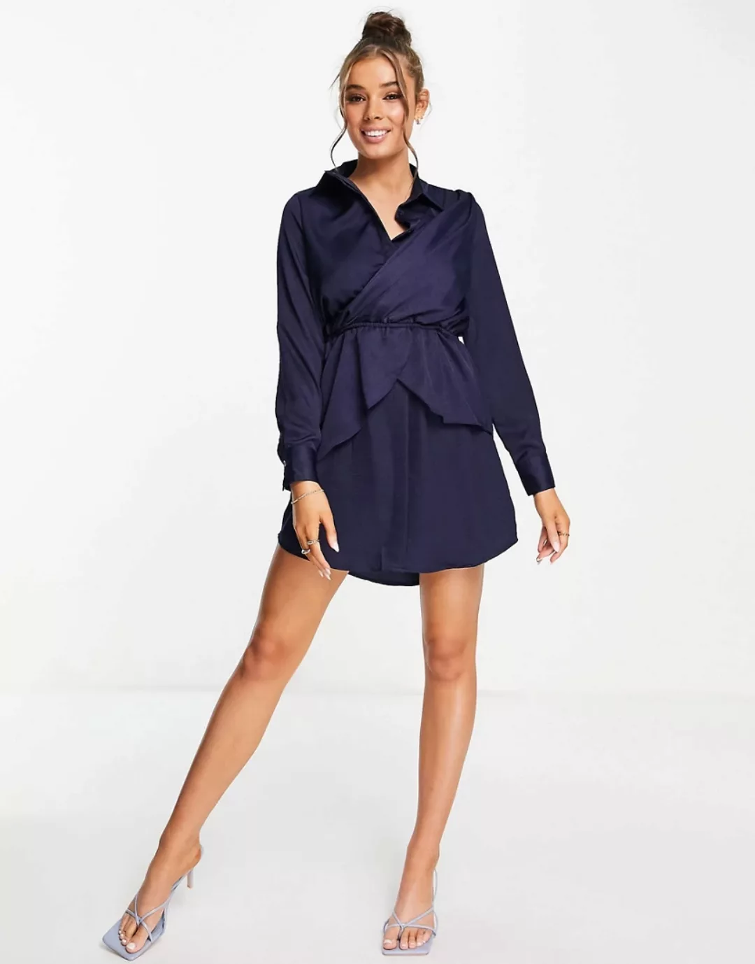 Lola May – Kurzes Hemdkleid aus Satin in Mitternachtsblau mit Wickeldetail günstig online kaufen