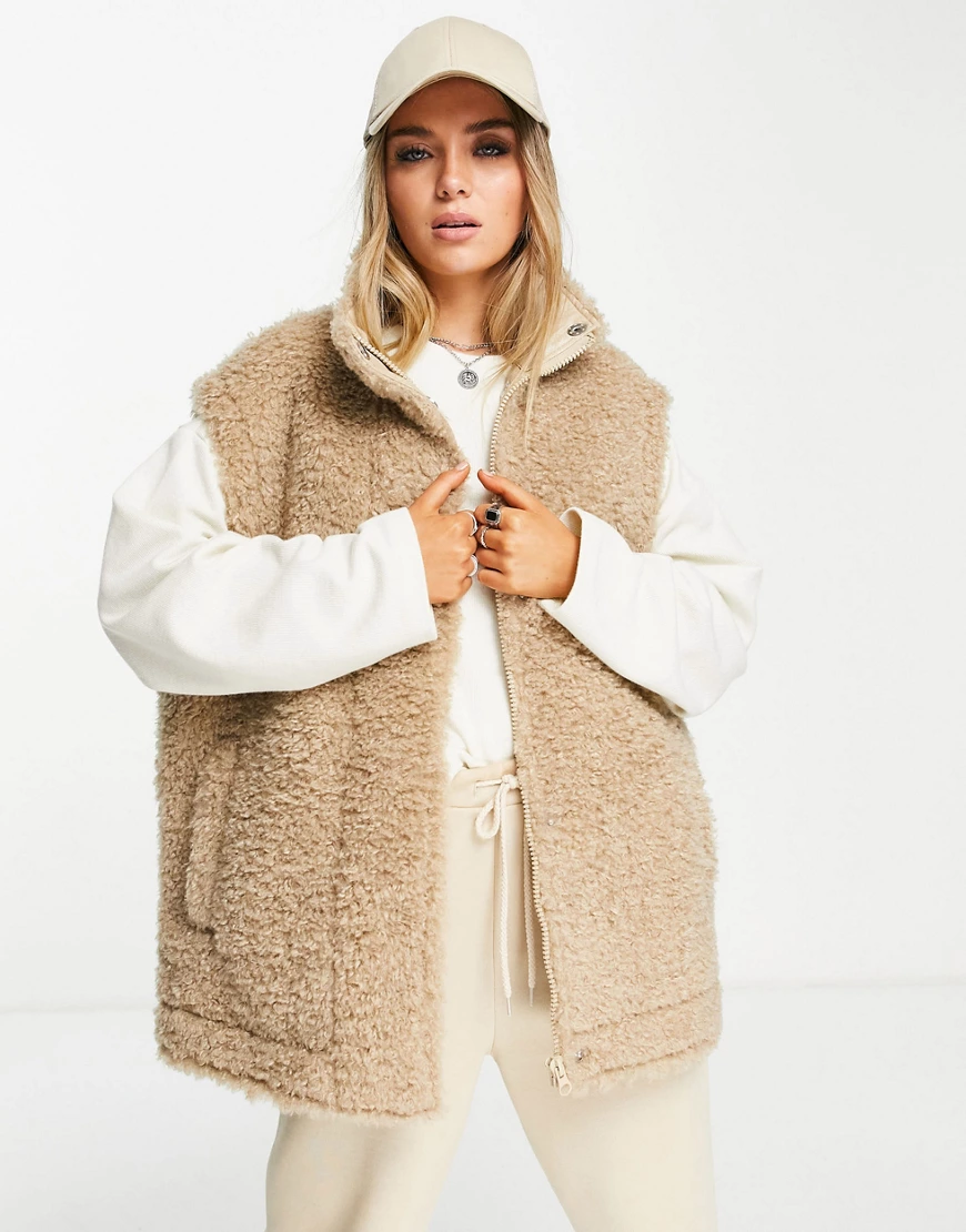 ASOS DESIGN – Oversize-Weste aus Teddyfell in Kamelbraun-Neutral günstig online kaufen