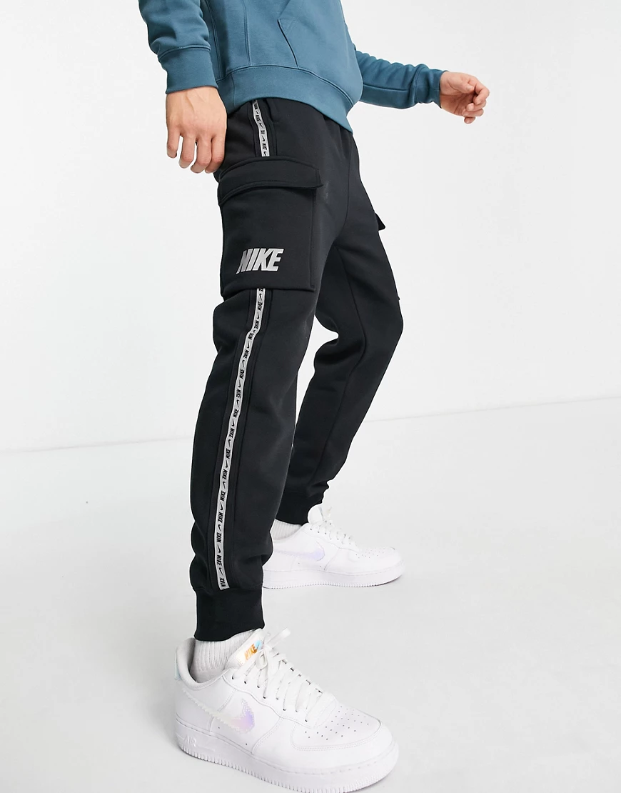 Nike – Repeat – Cargo-Jogginghose in Schwarz mit Logoband günstig online kaufen