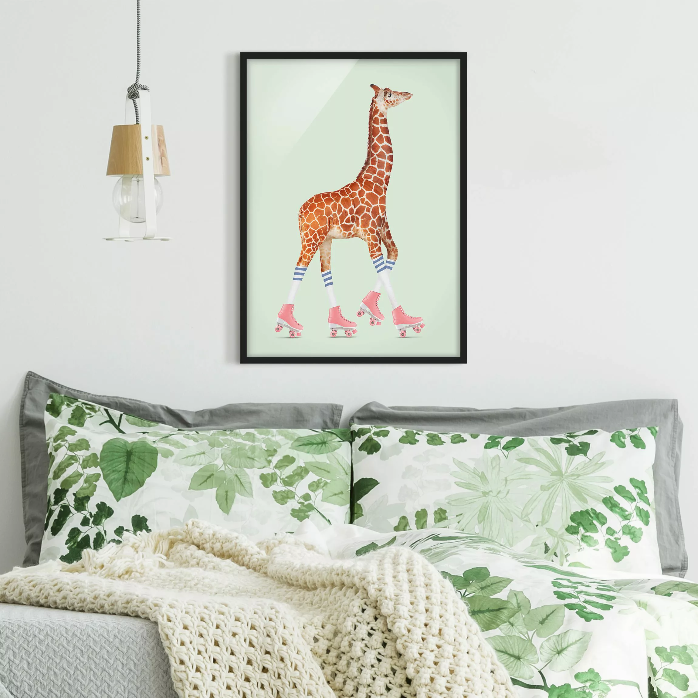 Bild mit Rahmen Kinderzimmer - Hochformat Giraffe mit Rollschuhen günstig online kaufen