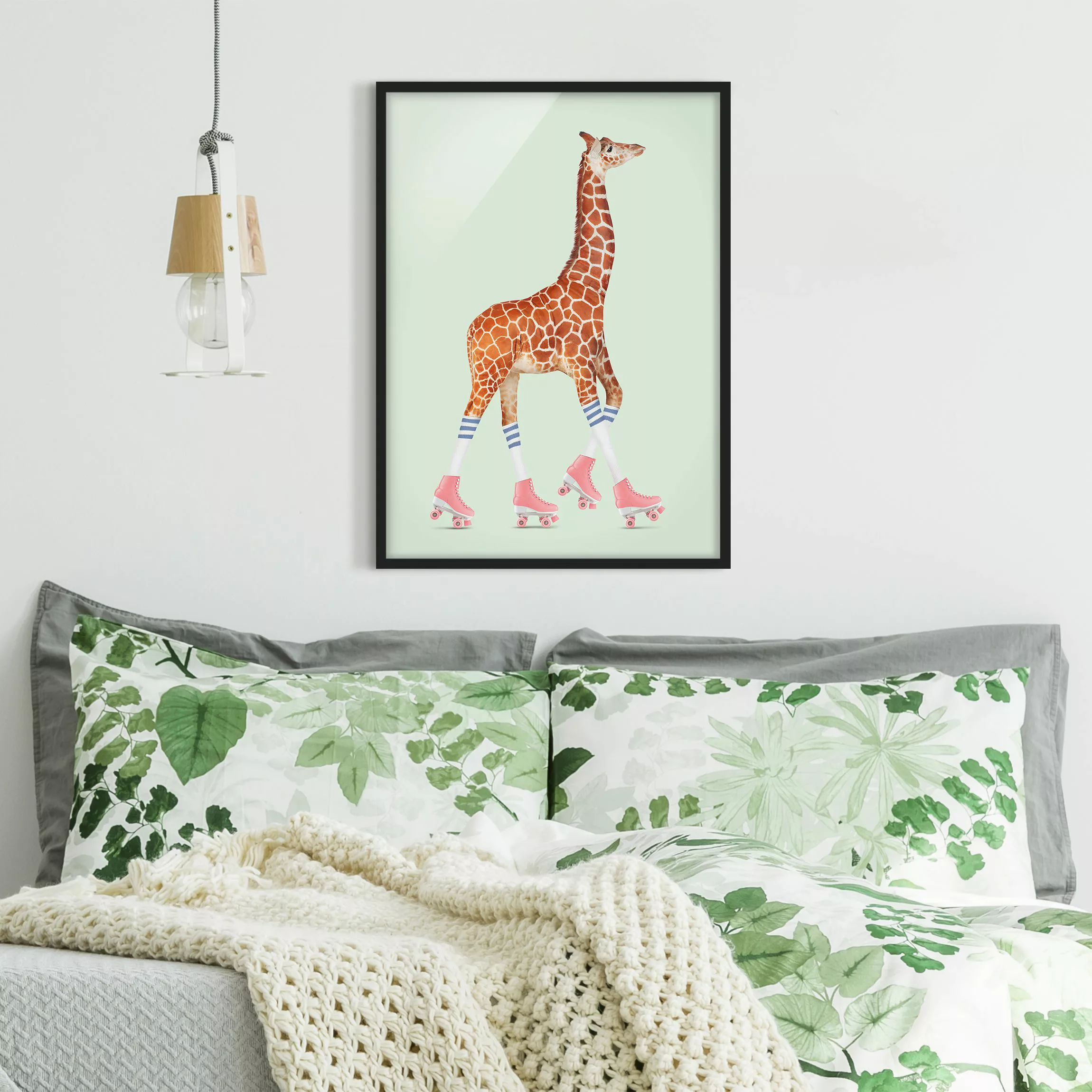 Bild mit Rahmen - Hochformat Giraffe mit Rollschuhen günstig online kaufen