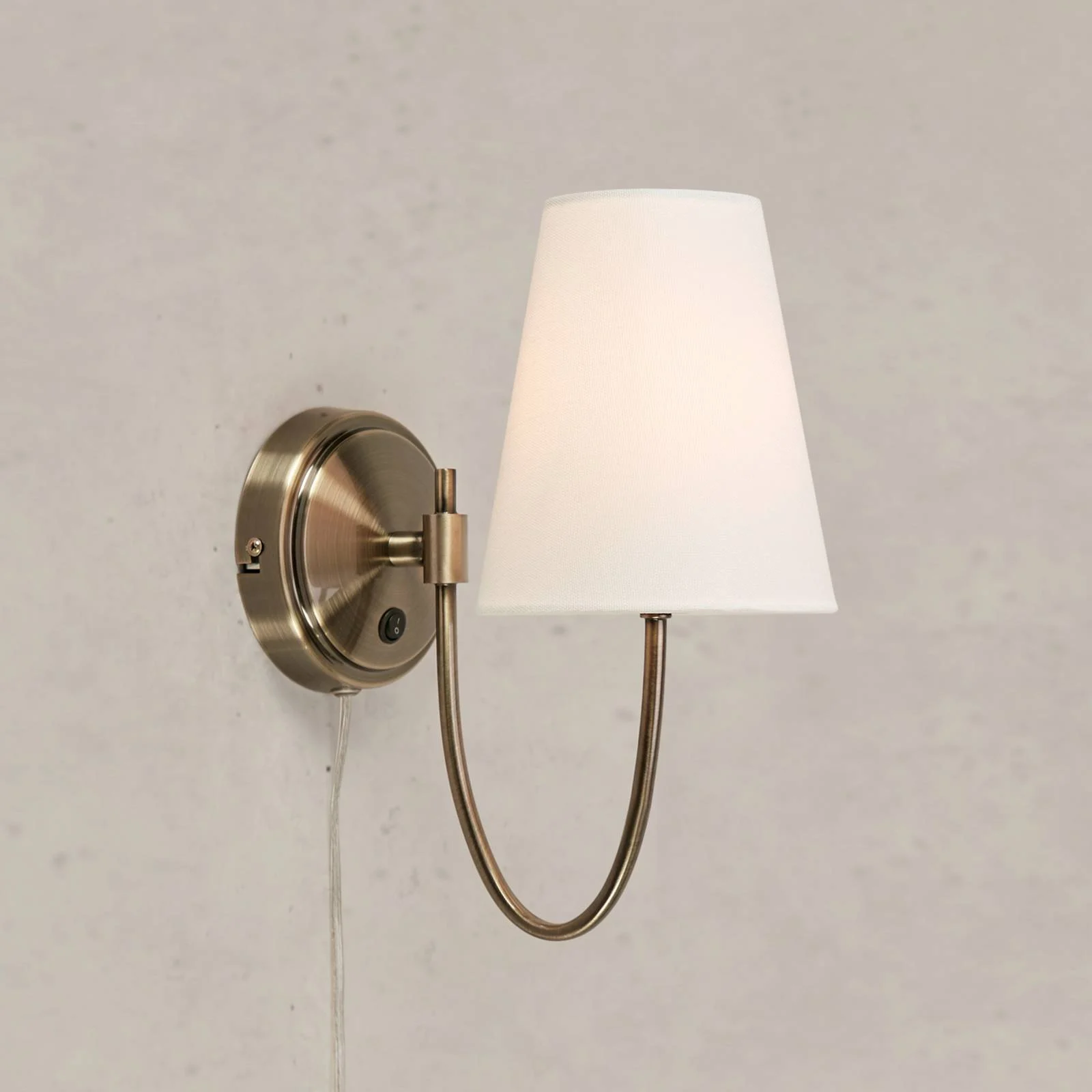 Markslöjd Wandleuchte Amar, offwhite/messing, Stecker, E14 günstig online kaufen