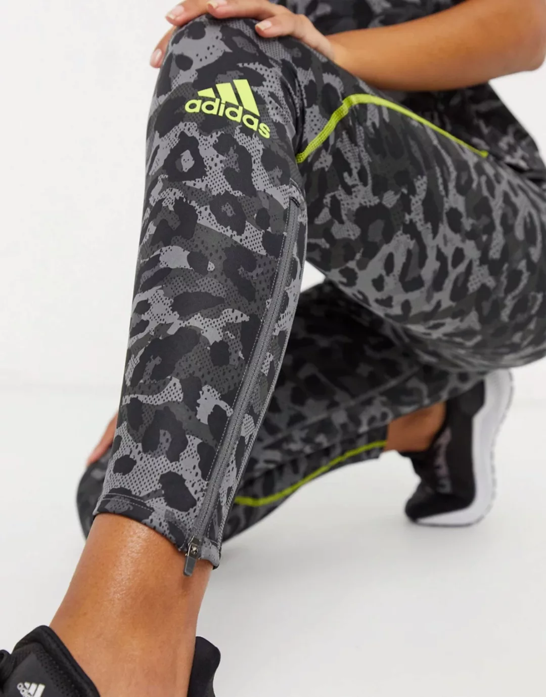 adidas Running – Graue Leggings mit Leopardenmuster günstig online kaufen