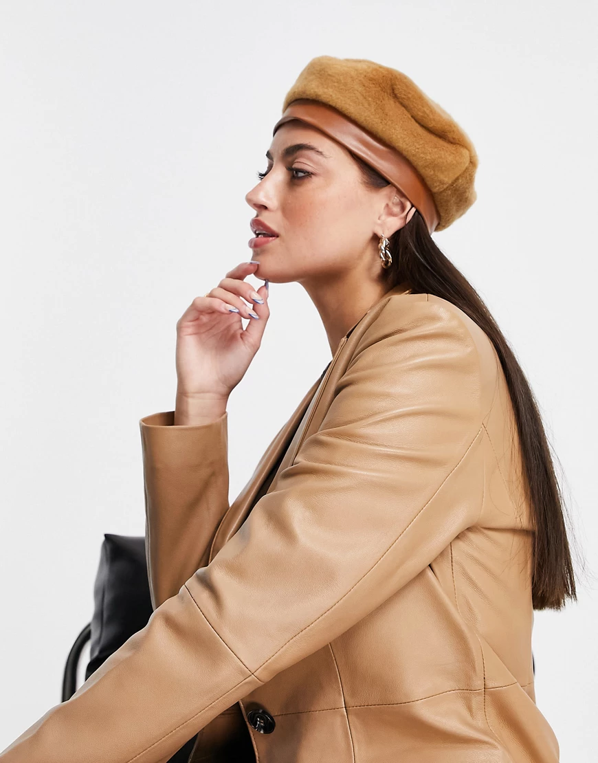 ASOS DESIGN – Flauschige Baskenmütze in Camel mit Band aus PU-Neutral günstig online kaufen