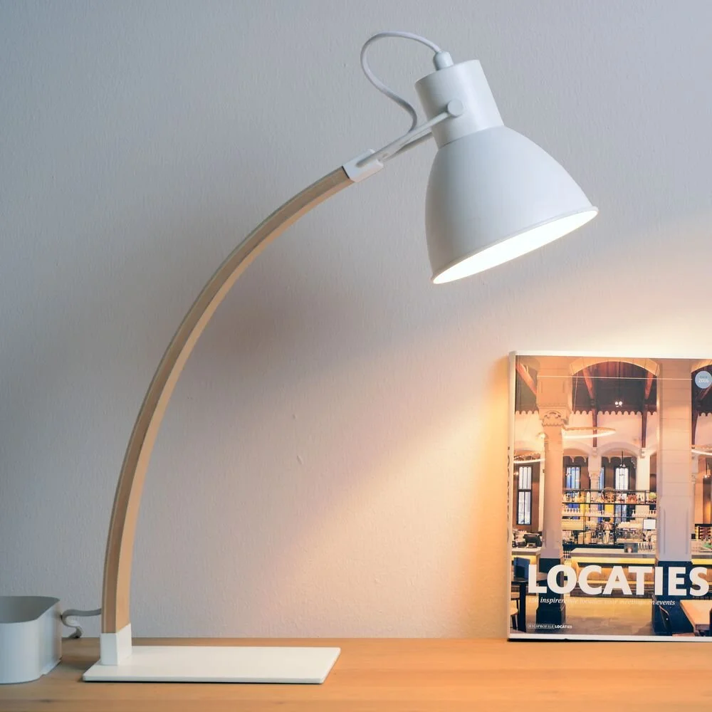 Büro-Schreibtischleuchte Curf aus Holz und Metall in natur und weiß, E27 günstig online kaufen