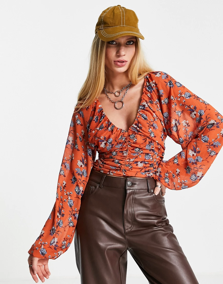 Free People – Rose – Bluse in Rot mit Blumenmuster günstig online kaufen