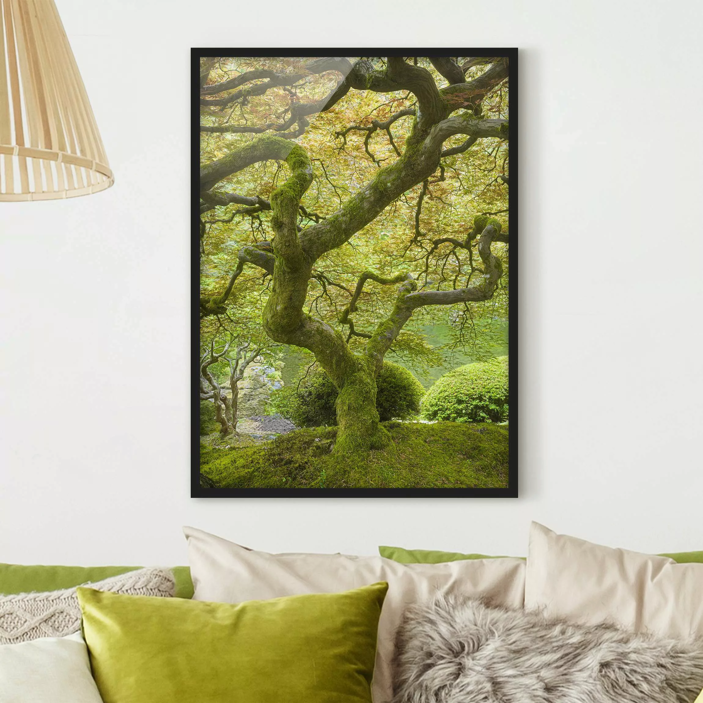 Bild mit Rahmen Natur & Landschaft - Hochformat Grüner Japanischer Garten günstig online kaufen