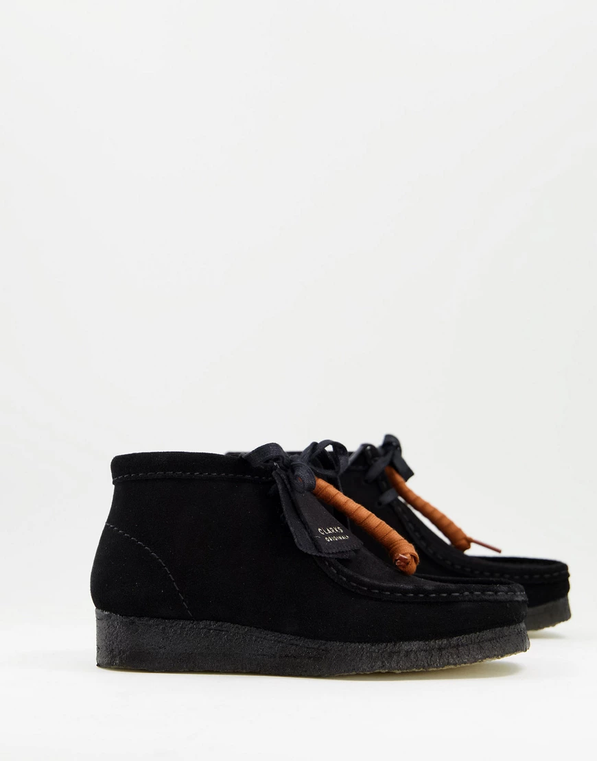 Clarks Originals – Wallabee – Ankle-Boots aus Wildleder in Schwarz mit Keil günstig online kaufen