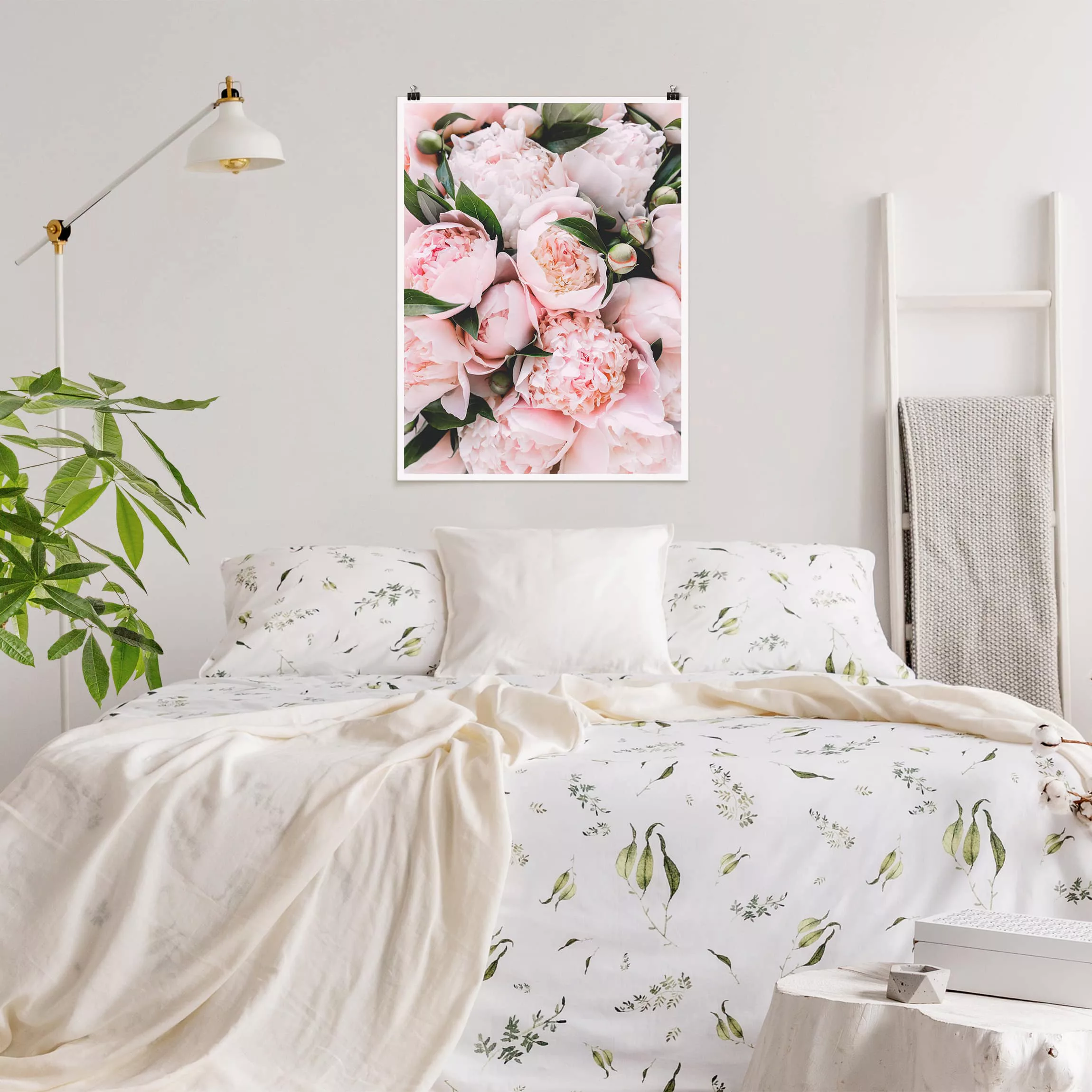 Poster Blumen - Hochformat Rosa Pfingstrosen mit Blättern günstig online kaufen