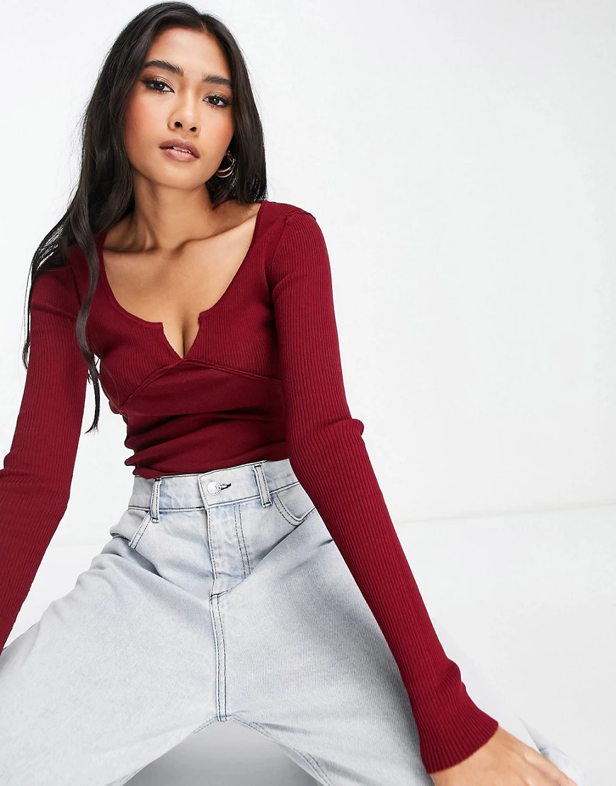 ASOS DESIGN – Pullover in Dunkelrot mit eingekerbtem Ausschnitt und Ziernah günstig online kaufen