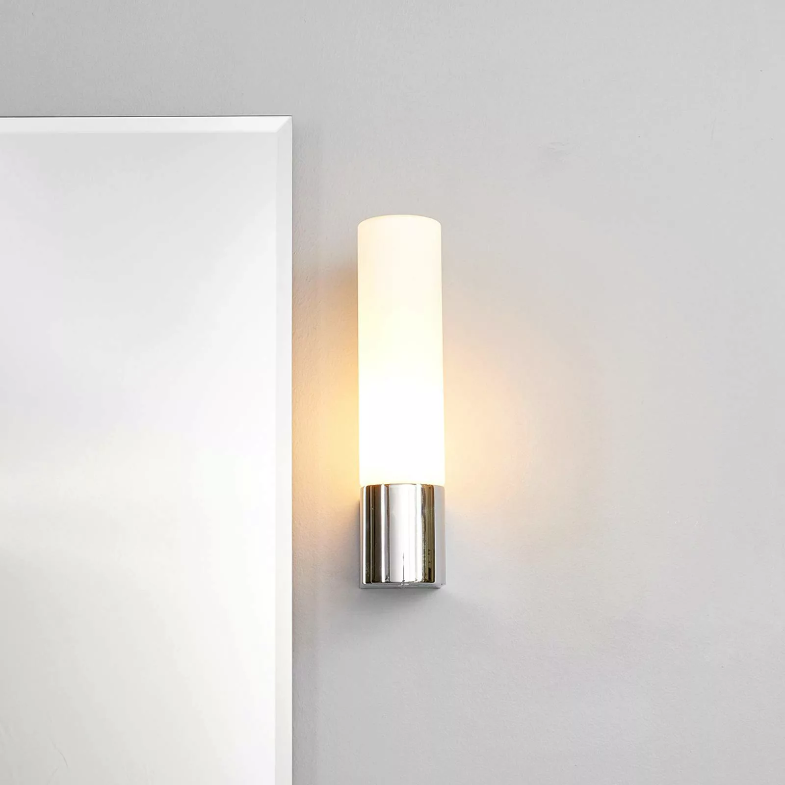 Praktische Spiegellampe Melike mit Steckdose günstig online kaufen