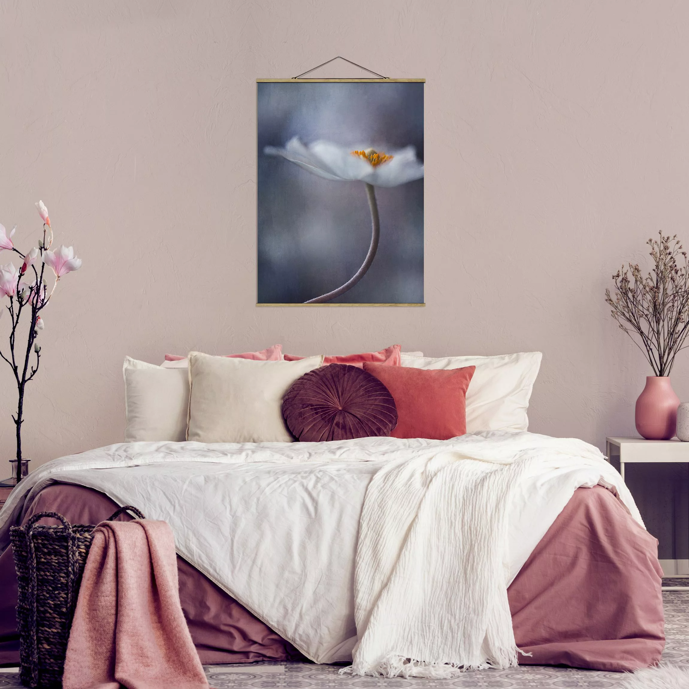 Stoffbild Blumen mit Posterleisten - Hochformat Weiße Anemonenblüte günstig online kaufen