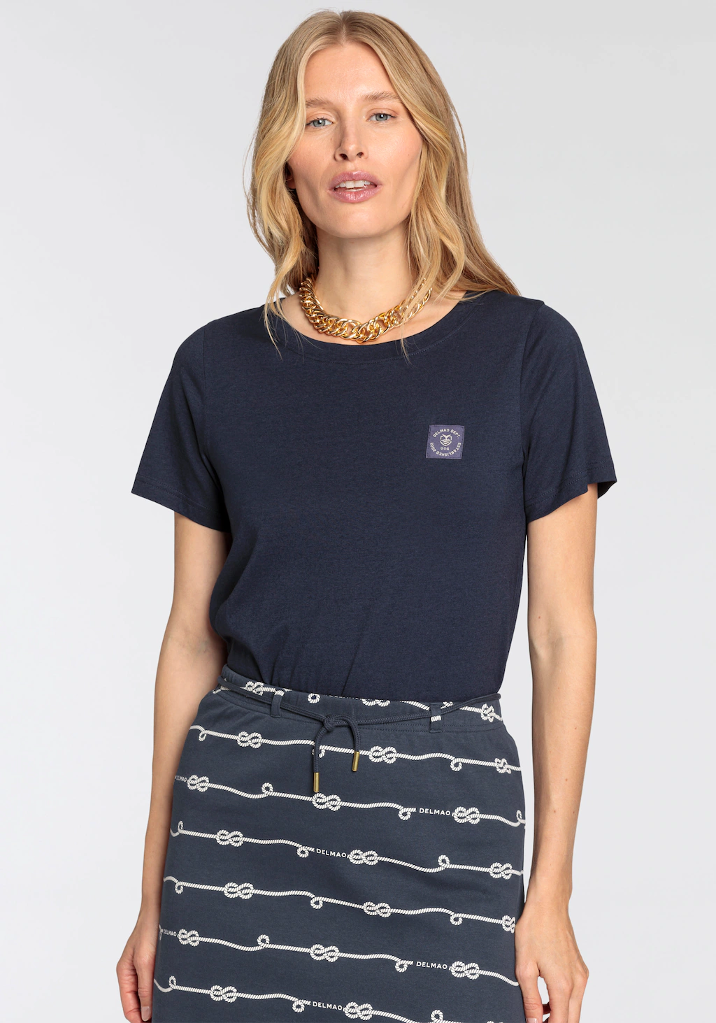 DELMAO T-Shirt mit kleinem dekorativen Label auf der Brust günstig online kaufen