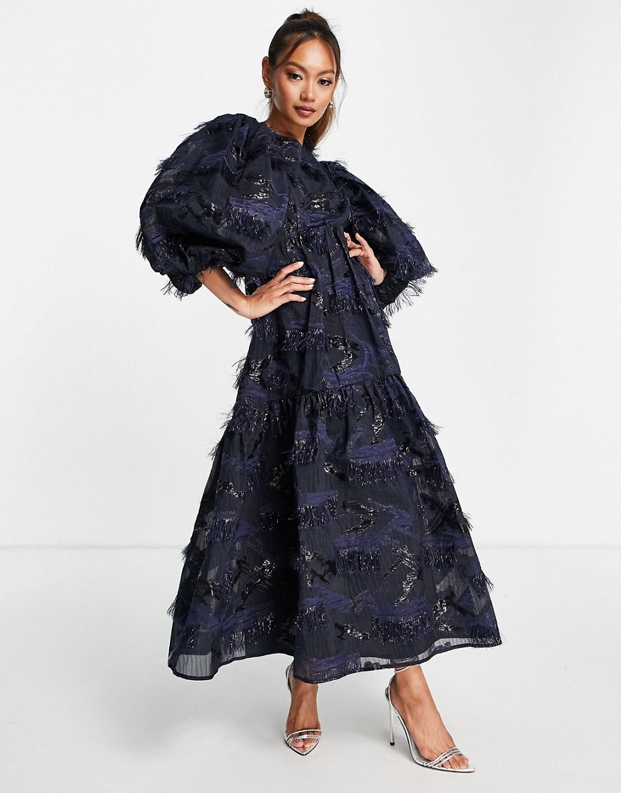 ASOS EDITION – Gestuftes Maxi-Hängerkleid aus Lametta-Jacquard in Marinebla günstig online kaufen