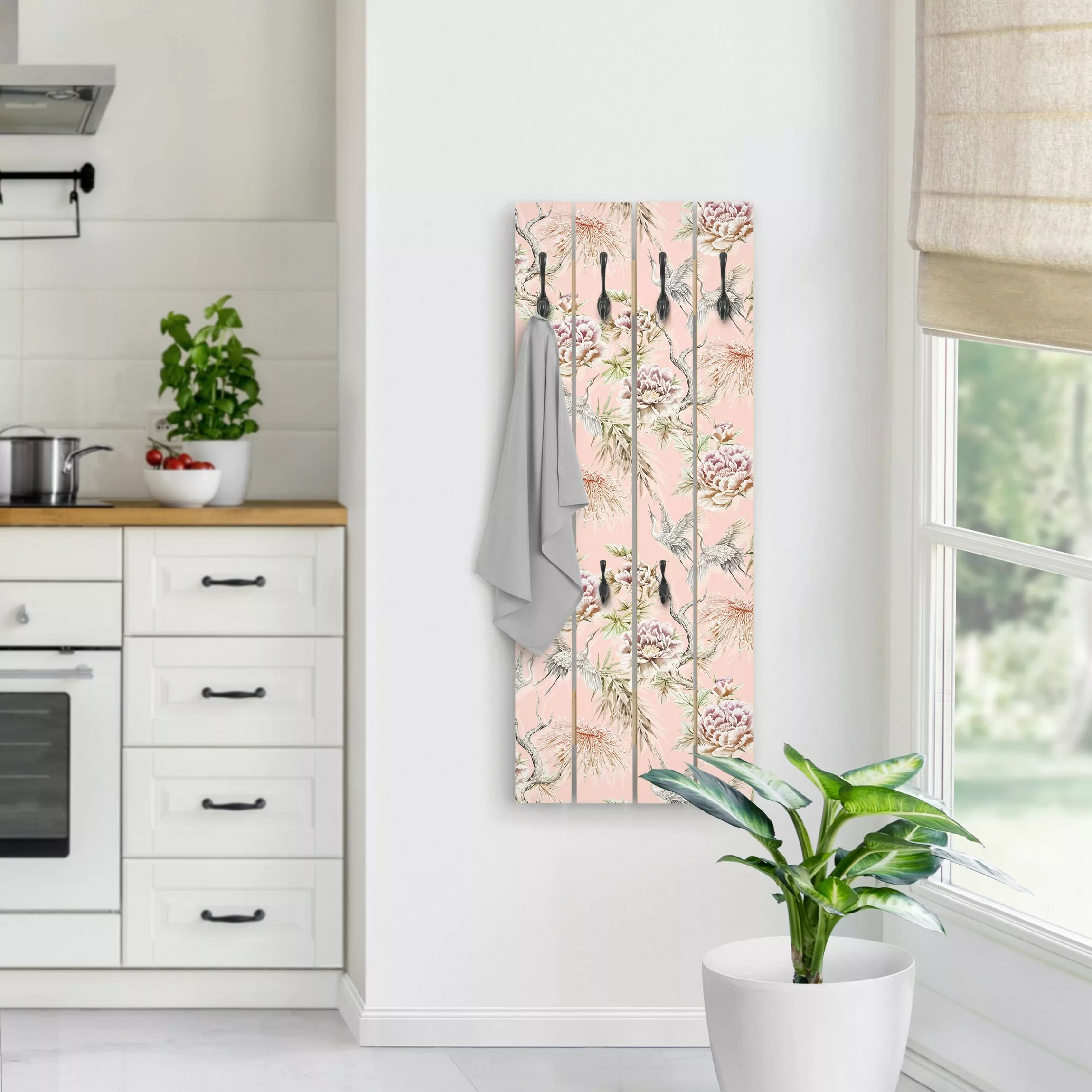 Wandgarderobe Aquarell Vögel mit großen Blüten vor Rosa günstig online kaufen