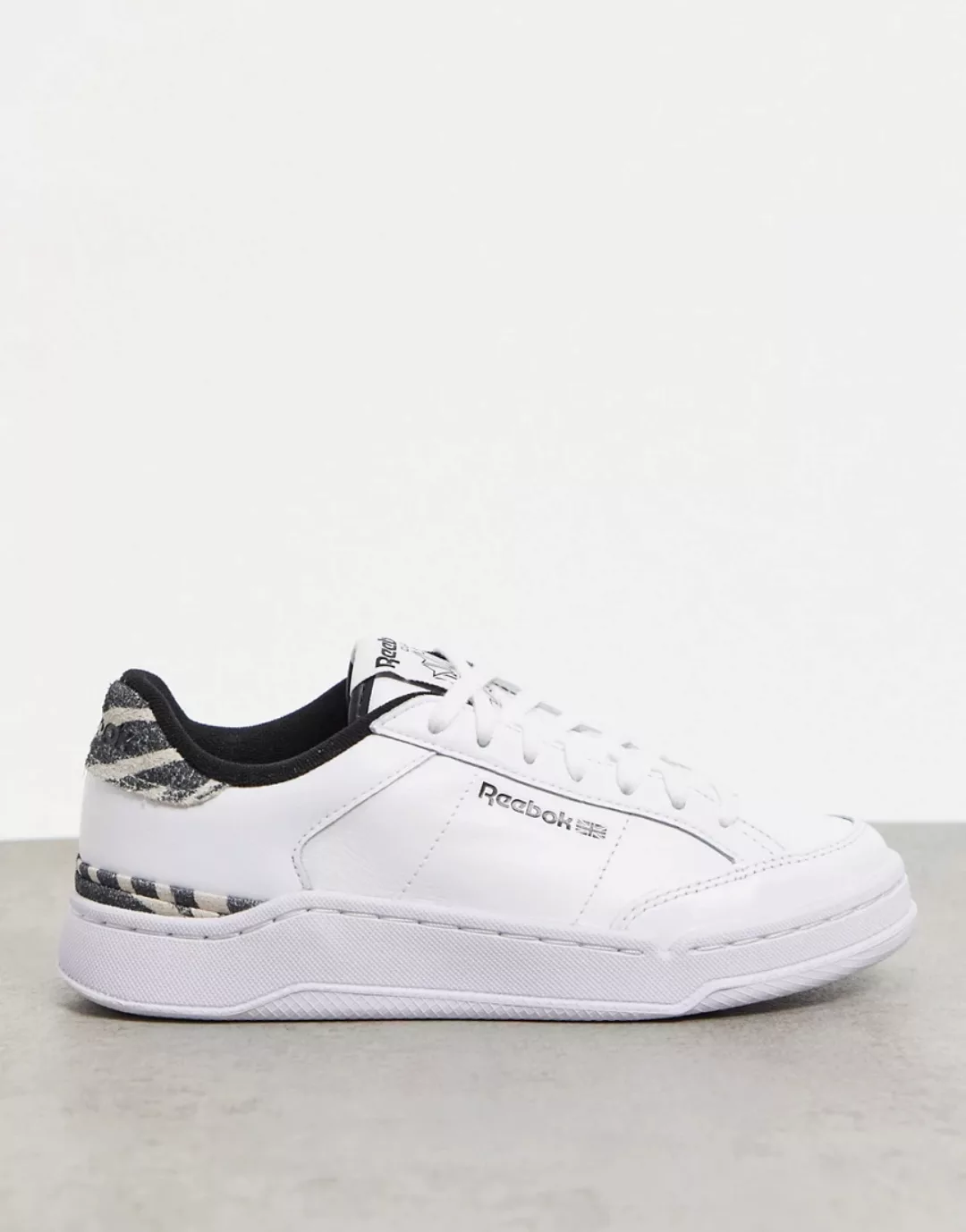Reebok – AD Court – Sneaker in Weiß mit Fersenlasche mit Zebramuster günstig online kaufen