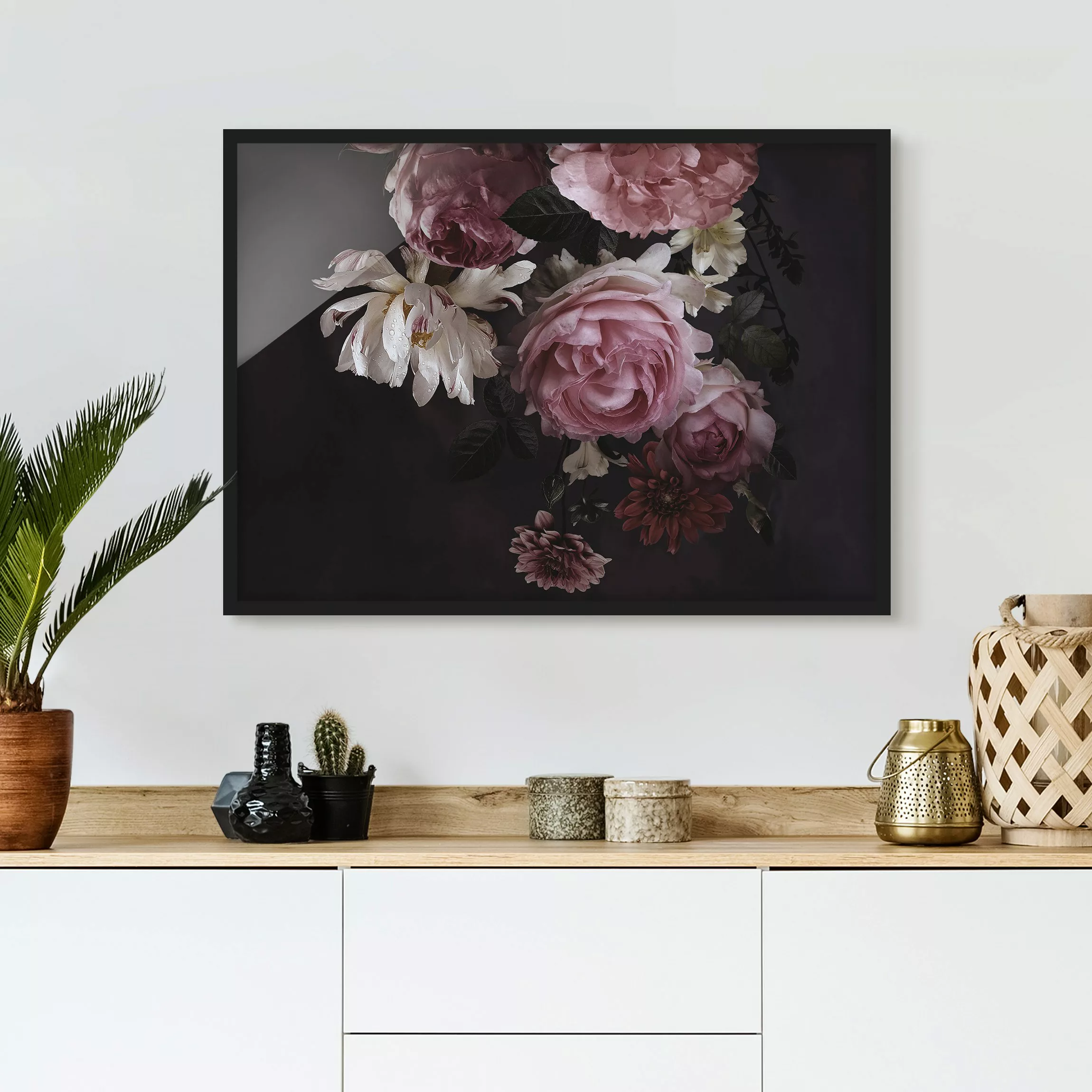 Bild mit Rahmen Blumen - Querformat Rosa Blumen auf Schwarz günstig online kaufen