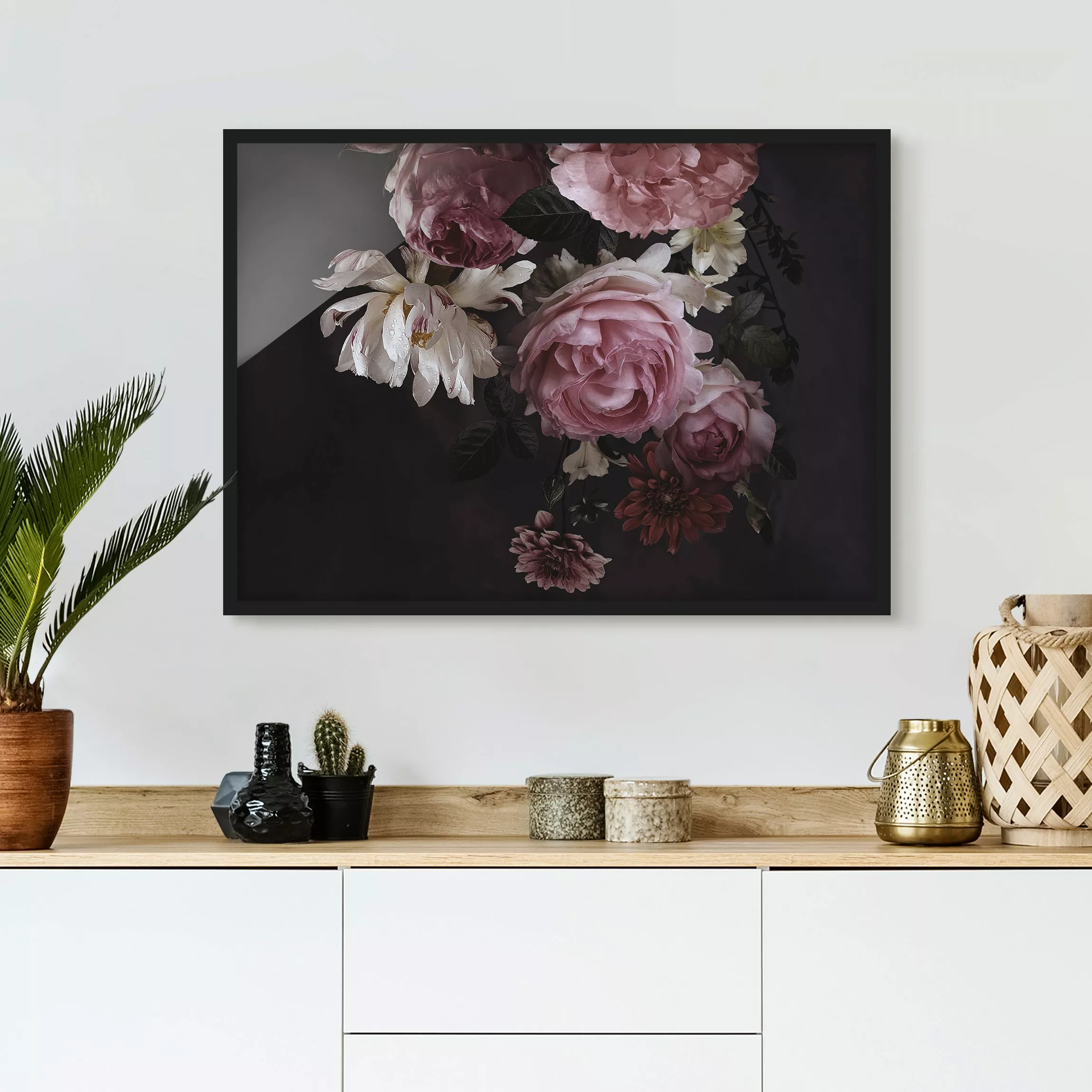 Bild mit Rahmen - Querformat Rosa Blumen auf Schwarz günstig online kaufen