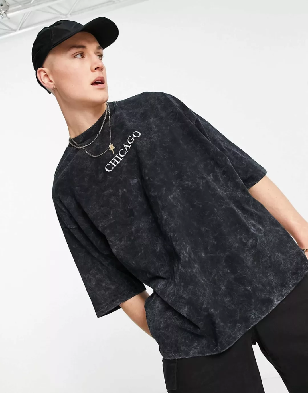 ASOS DESIGN – Oversize-T-Shirt in verwaschenem Schwarz mit „Chicago”-Citypr günstig online kaufen