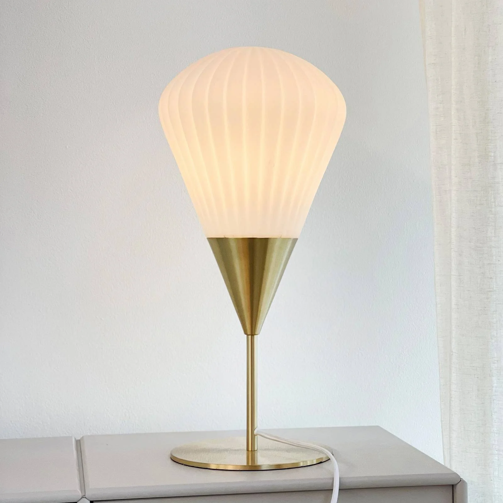 Dyberg Larsen Tischlampe Ballon, weiß/messingfarben, 46 cm günstig online kaufen