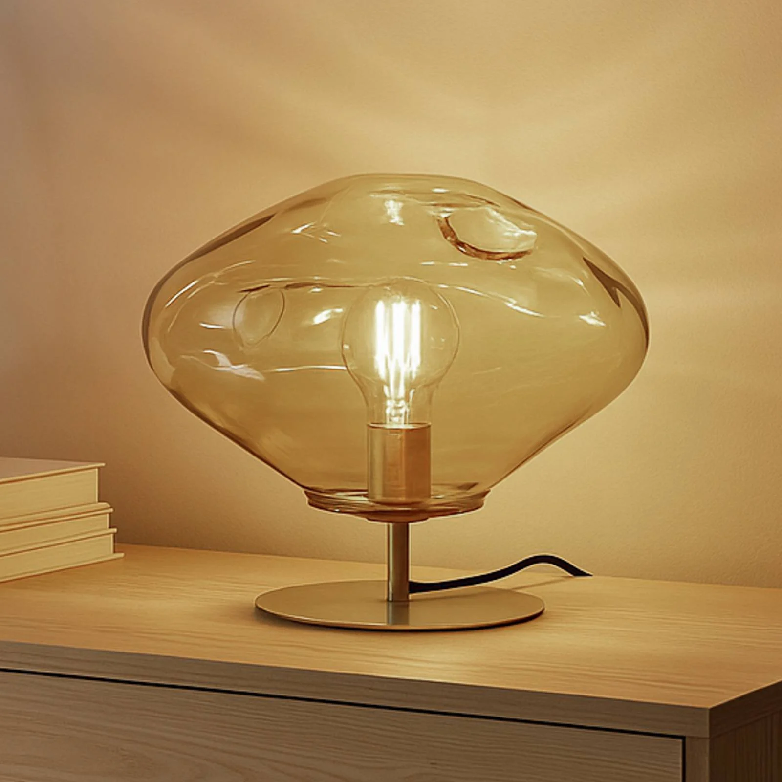 Lindby Tischleuchte Lelia, amber, Glas, Metall, Ø 35 cm günstig online kaufen