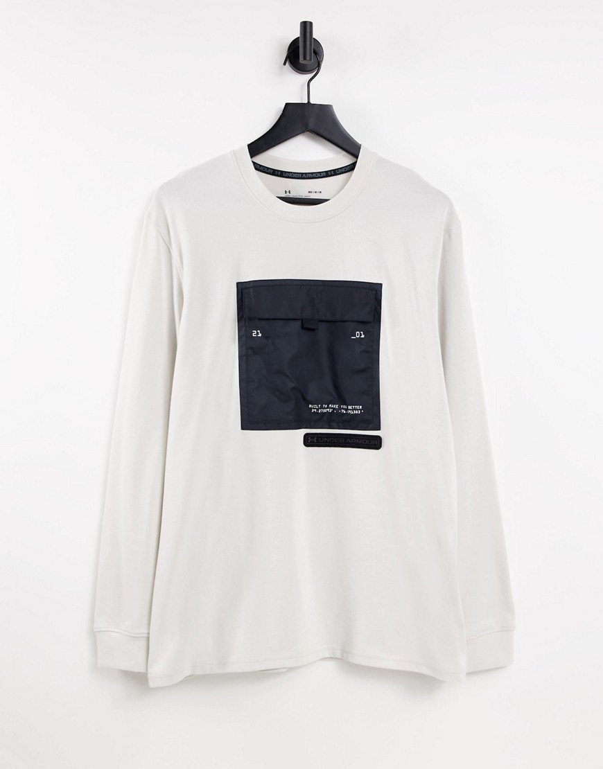 Under Armour – Langärmliges Utility-Shirt in gebrochenem Weiß günstig online kaufen