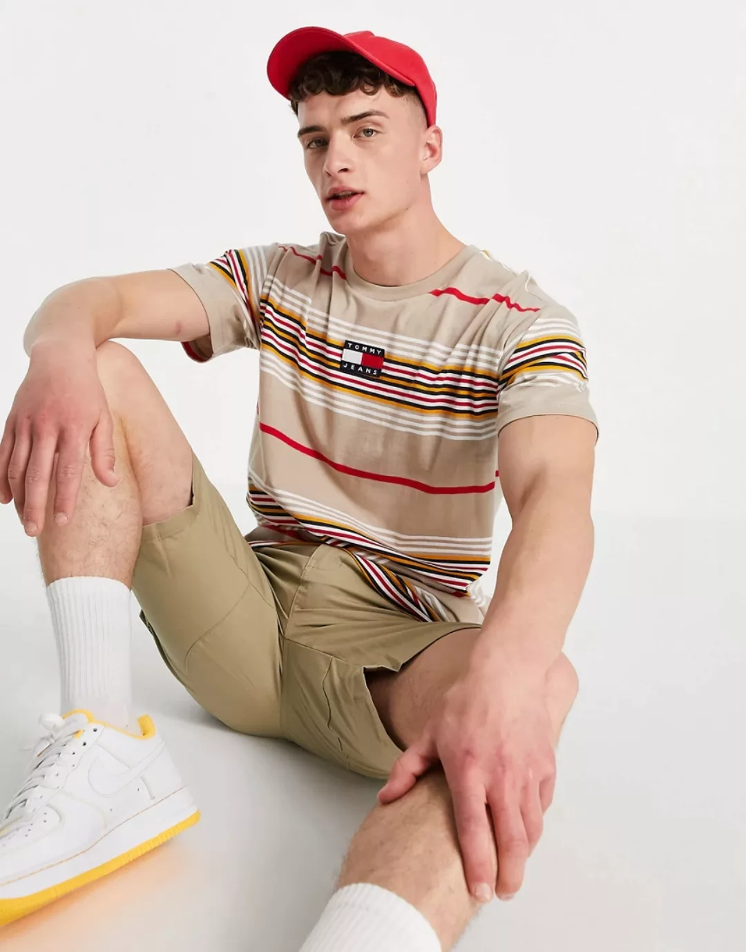 Tommy Jeans – Gestreiftes T-Shirt mit mittigem Aufnäher und Streifendesign günstig online kaufen
